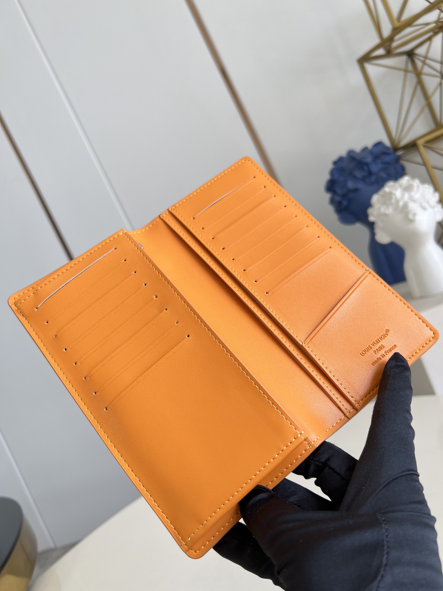 【顶级原单 M25940黄 】由全新标志性 Monogram Eclipse 帆布裁制而成，此款风格硬朗