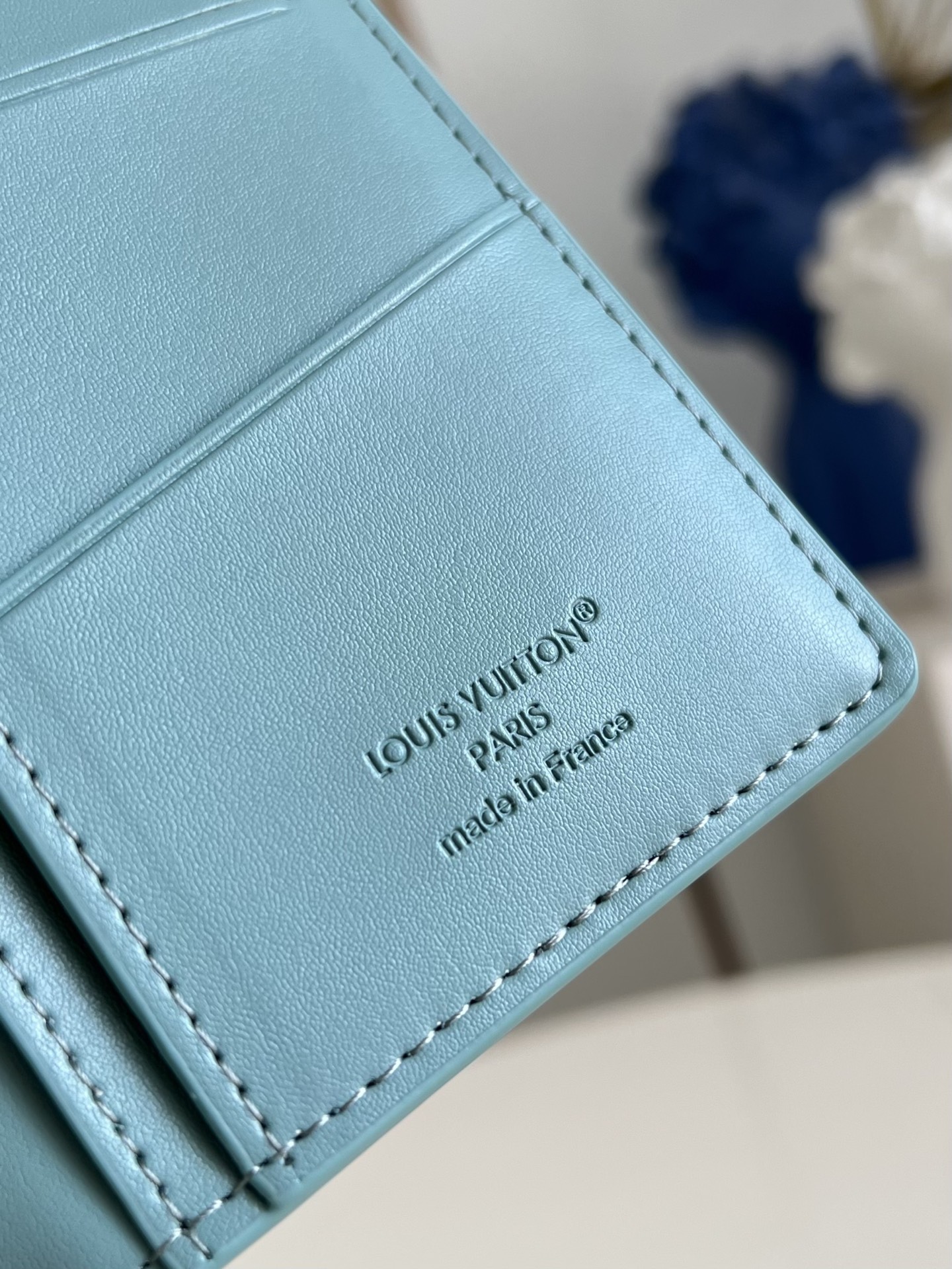 【顶级原单 M25941青 】由全新标志性 Monogram Eclipse 帆布裁制而成，此款风格硬朗