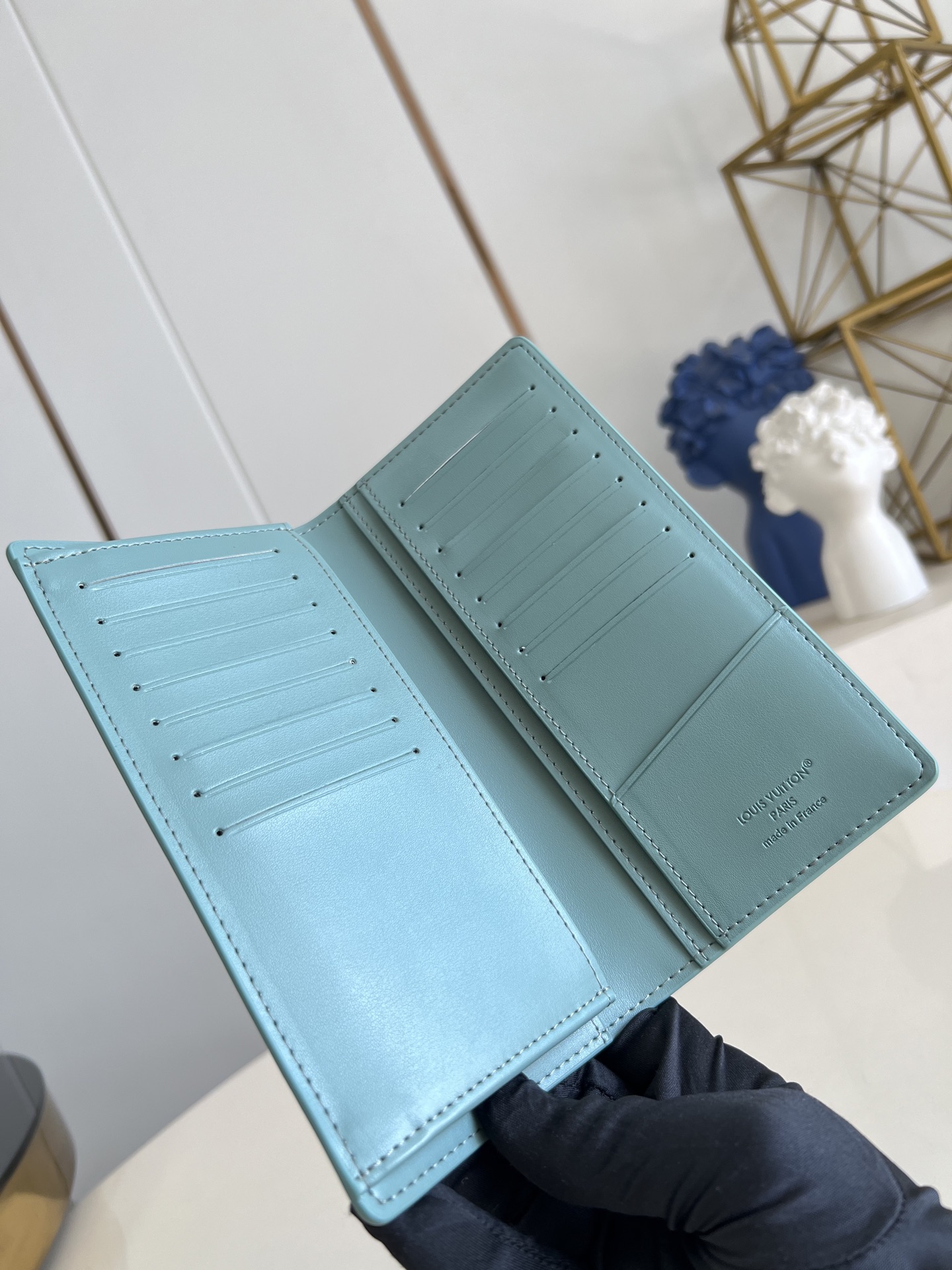 【顶级原单 M25941青 】由全新标志性 Monogram Eclipse 帆布裁制而成，此款风格硬朗