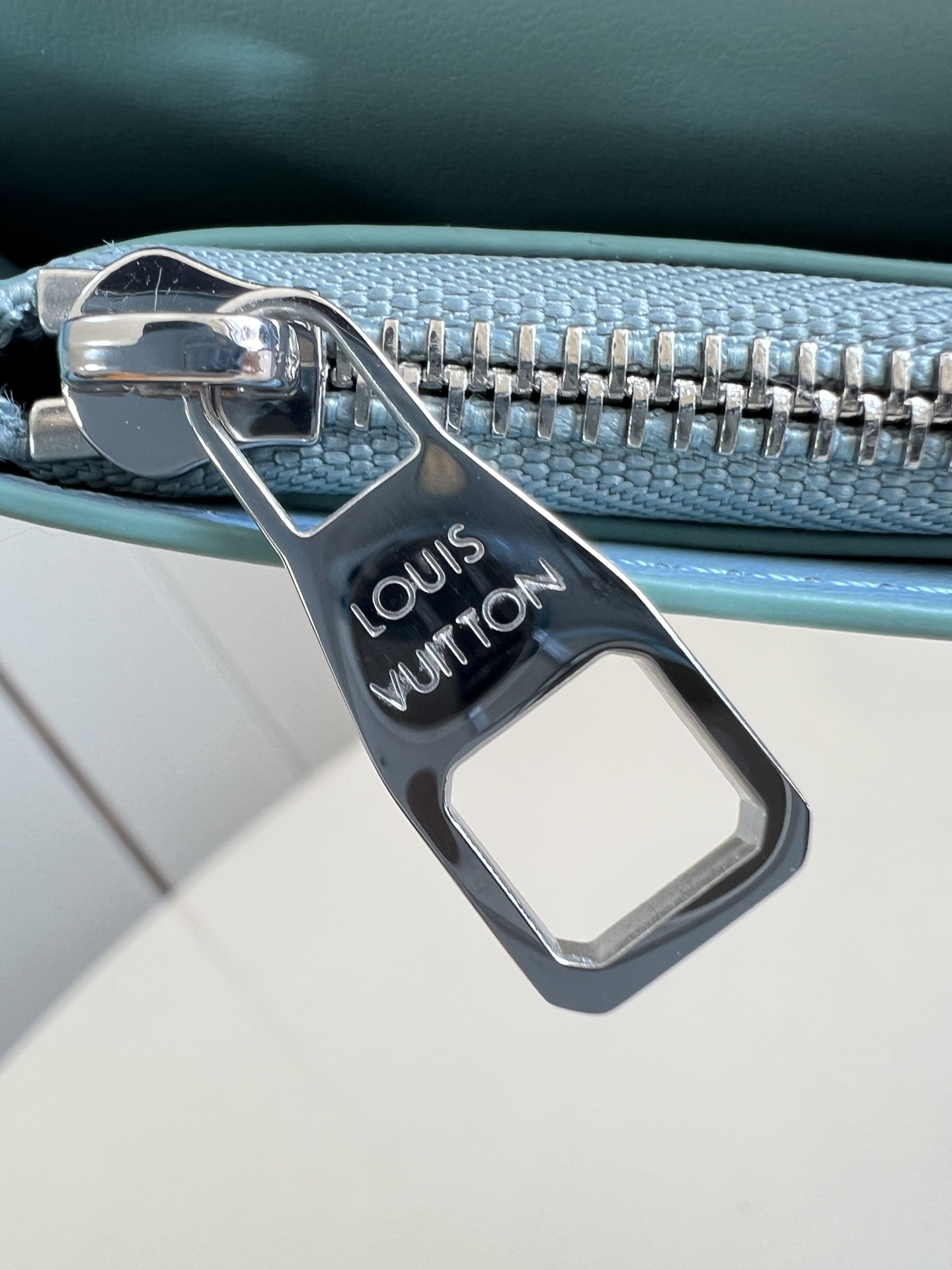 【顶级原单 M25941青 】由全新标志性 Monogram Eclipse 帆布裁制而成，此款风格硬朗