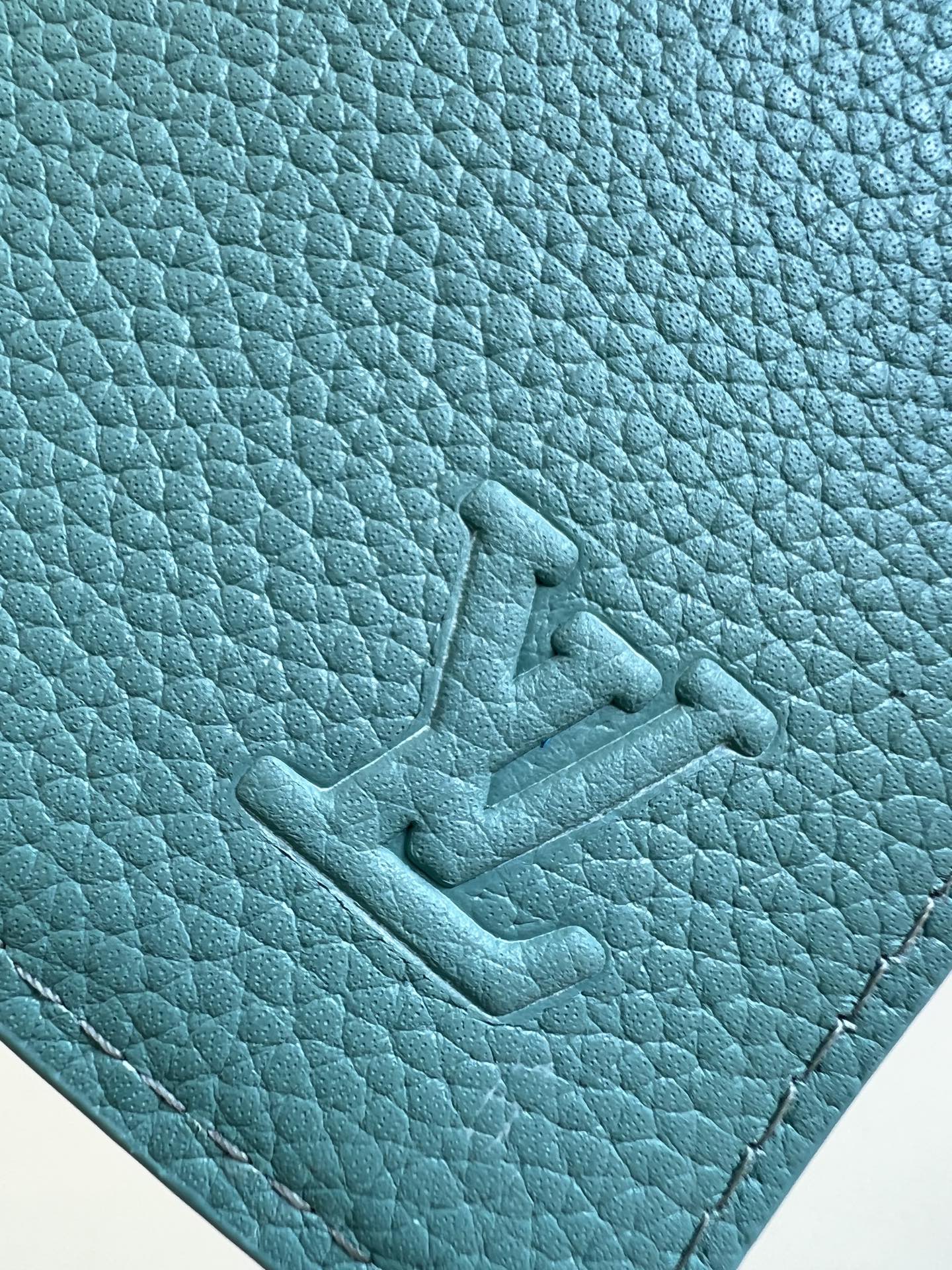 【顶级原单 M25941青 】由全新标志性 Monogram Eclipse 帆布裁制而成，此款风格硬朗