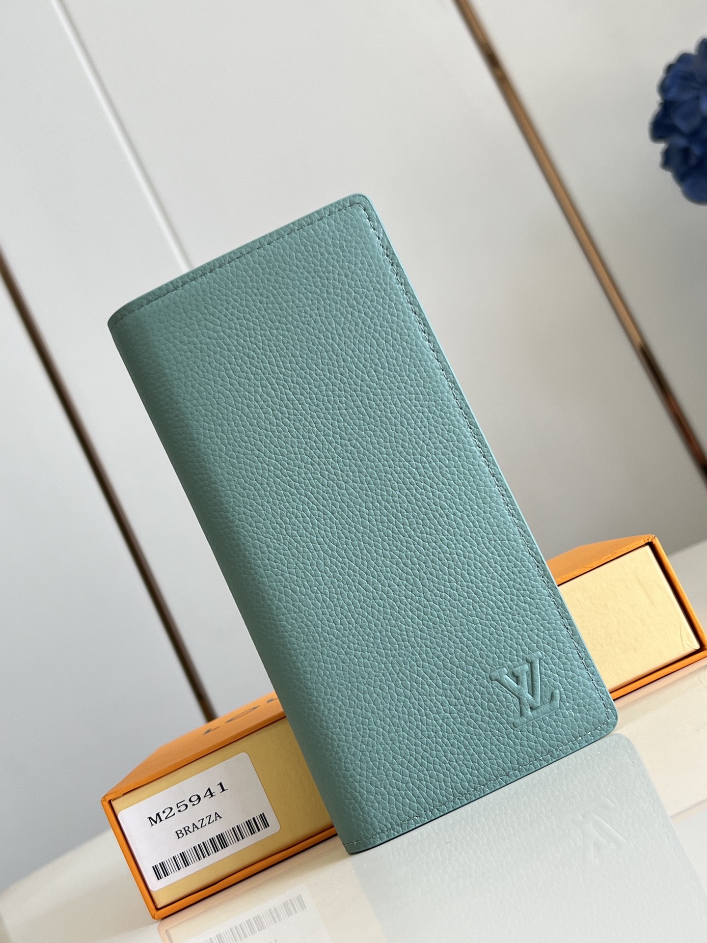 【顶级原单 M25941青 】由全新标志性 Monogram Eclipse 帆布裁制而成，此款风格硬朗