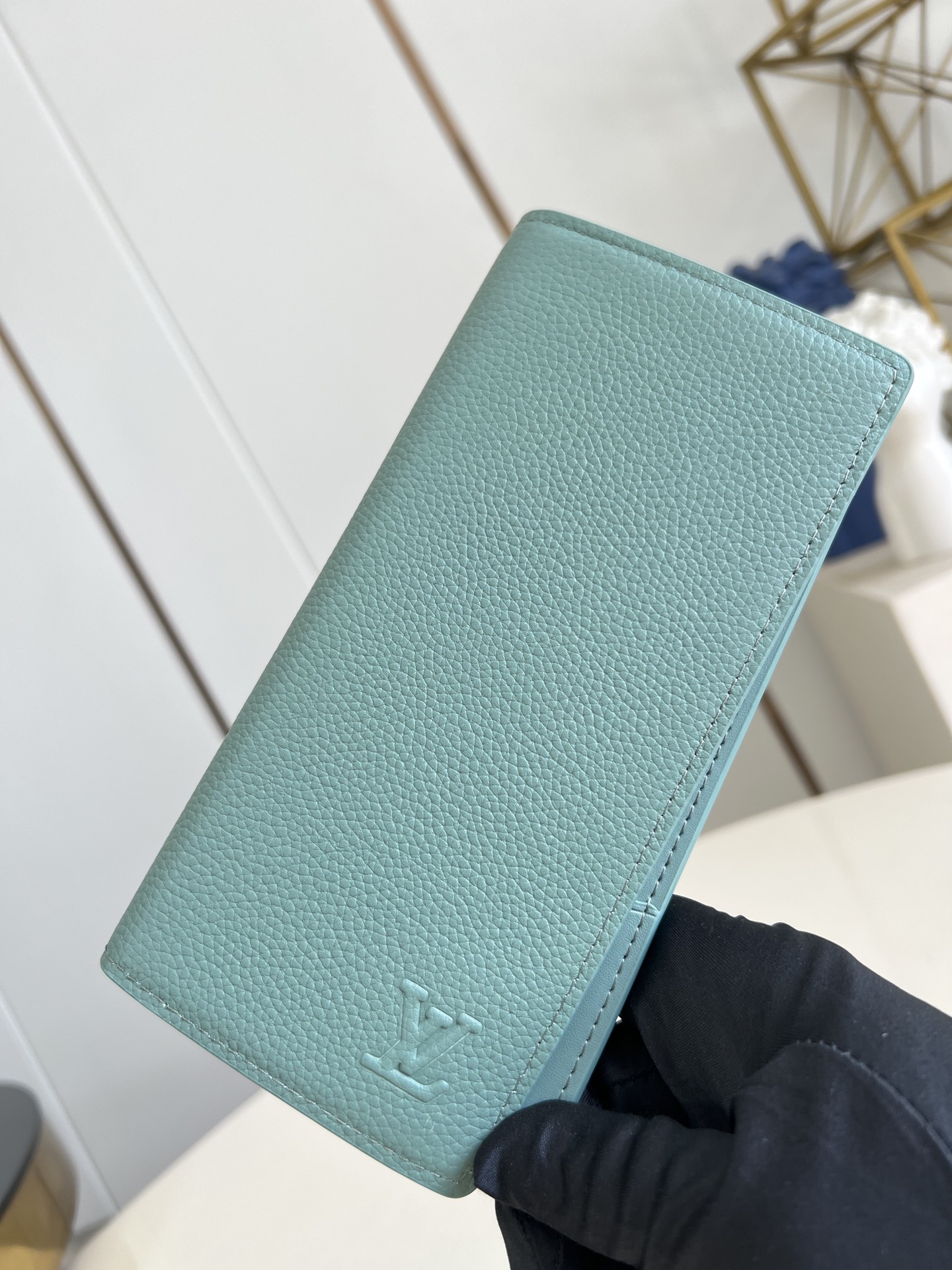 【顶级原单 M25941青 】由全新标志性 Monogram Eclipse 帆布裁制而成，此款风格硬朗