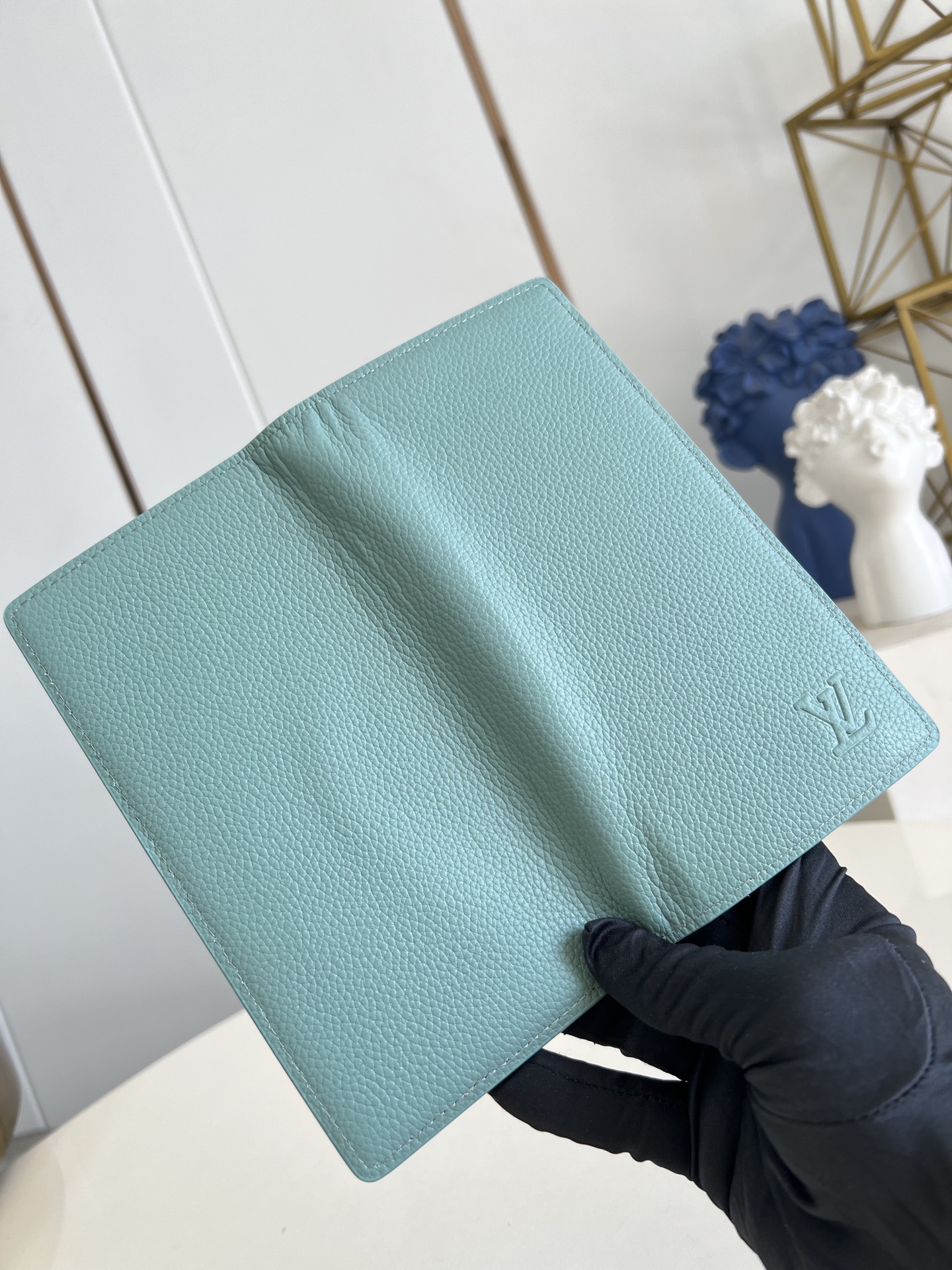 【顶级原单 M25941青 】由全新标志性 Monogram Eclipse 帆布裁制而成，此款风格硬朗