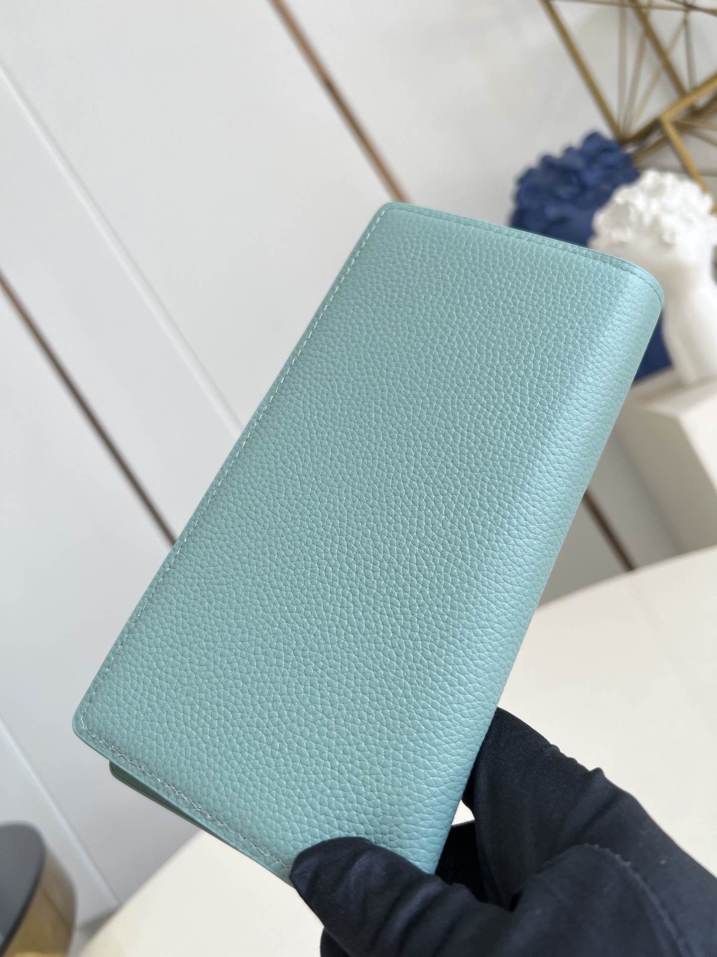 【顶级原单 M25941青 】由全新标志性 Monogram Eclipse 帆布裁制而成，此款风格硬朗