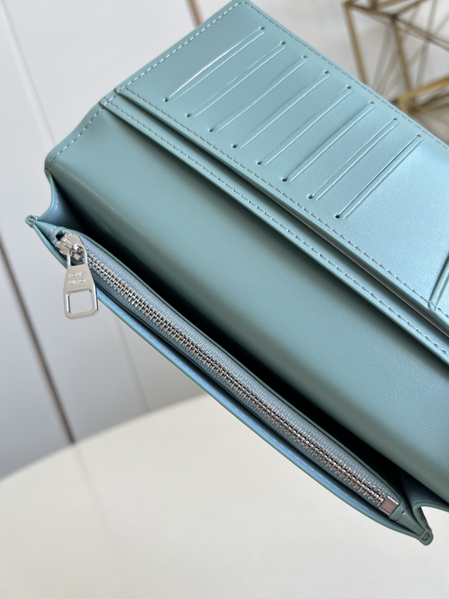 【顶级原单 M25941青 】由全新标志性 Monogram Eclipse 帆布裁制而成，此款风格硬朗