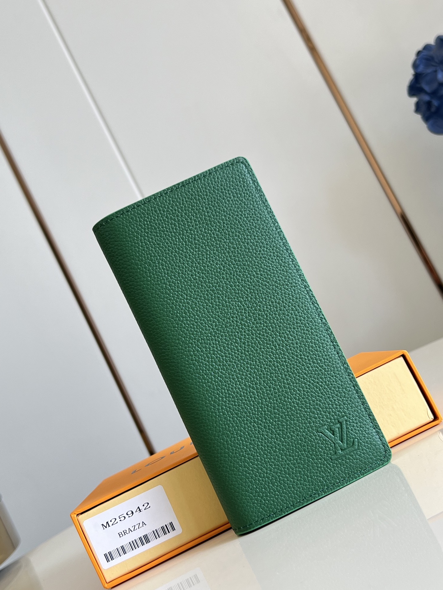 【顶级原单 M25942绿 】由全新标志性 Monogram Eclipse 帆布裁制而成，此款风格硬朗