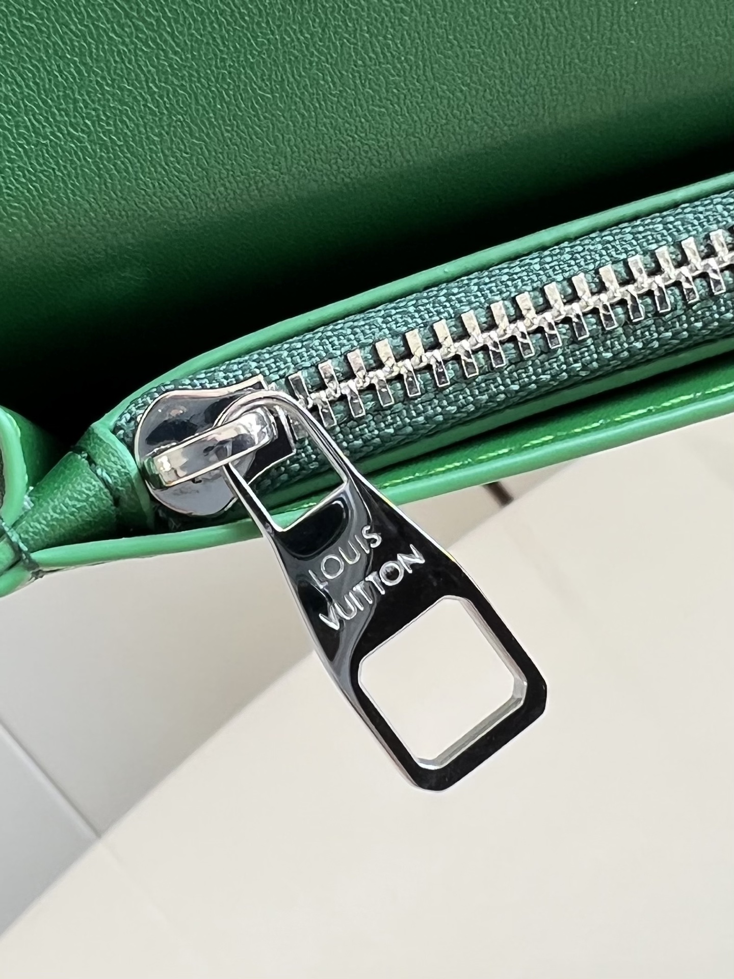 【顶级原单 M25942绿 】由全新标志性 Monogram Eclipse 帆布裁制而成，此款风格硬朗