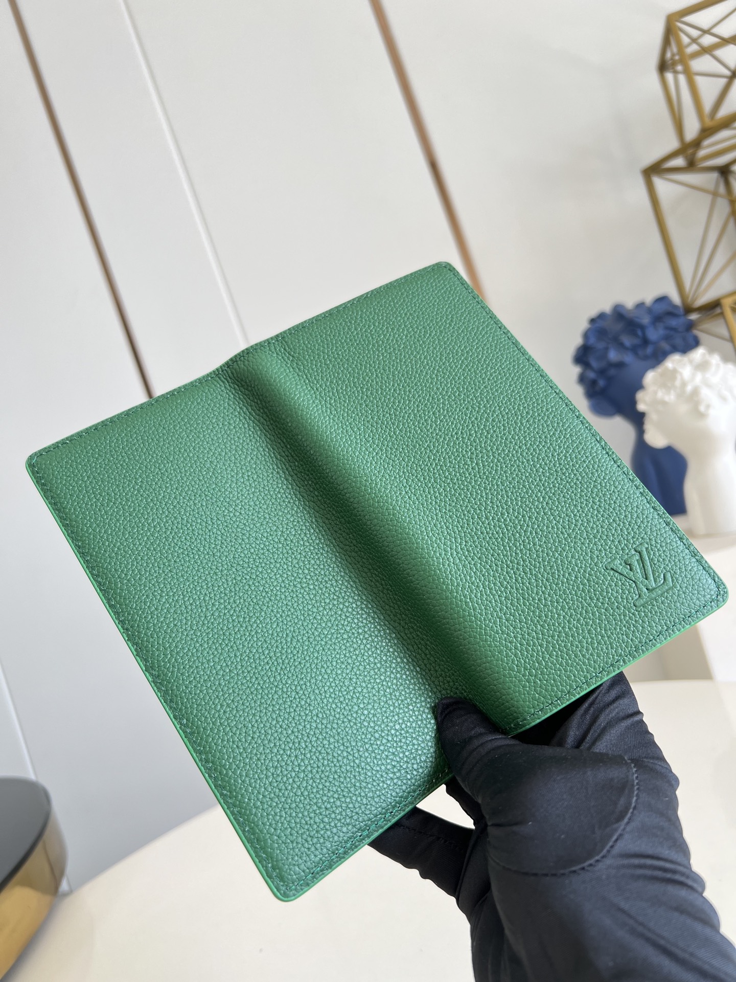 【顶级原单 M25942绿 】由全新标志性 Monogram Eclipse 帆布裁制而成，此款风格硬朗