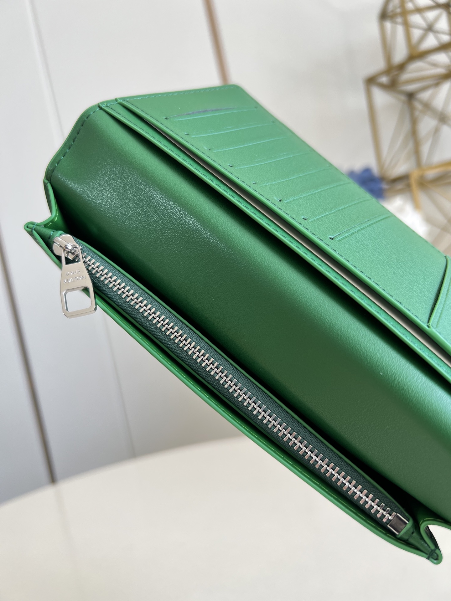 【顶级原单 M25942绿 】由全新标志性 Monogram Eclipse 帆布裁制而成，此款风格硬朗