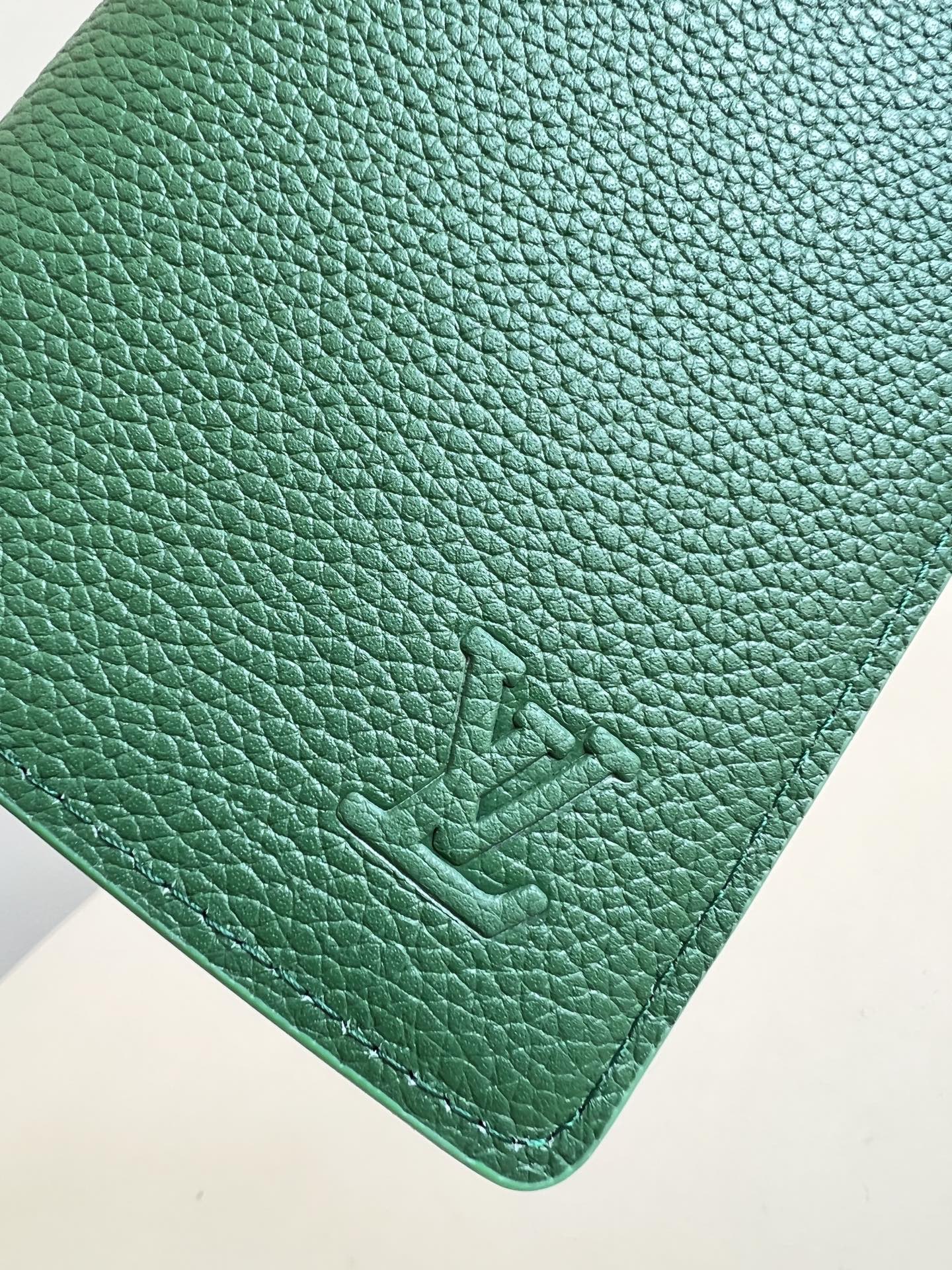 【顶级原单 M25942绿 】由全新标志性 Monogram Eclipse 帆布裁制而成，此款风格硬朗