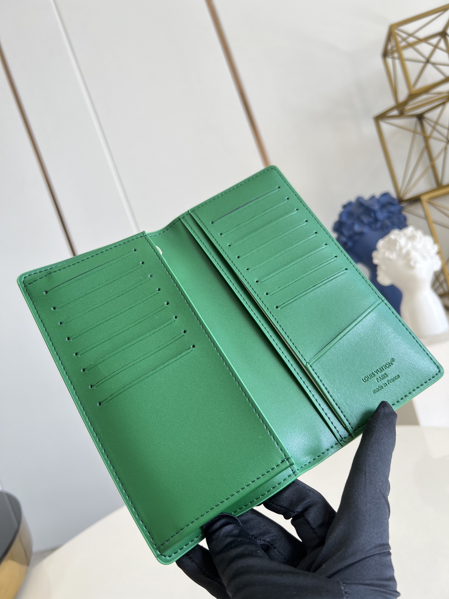 【顶级原单 M25942绿 】由全新标志性 Monogram Eclipse 帆布裁制而成，此款风格硬朗