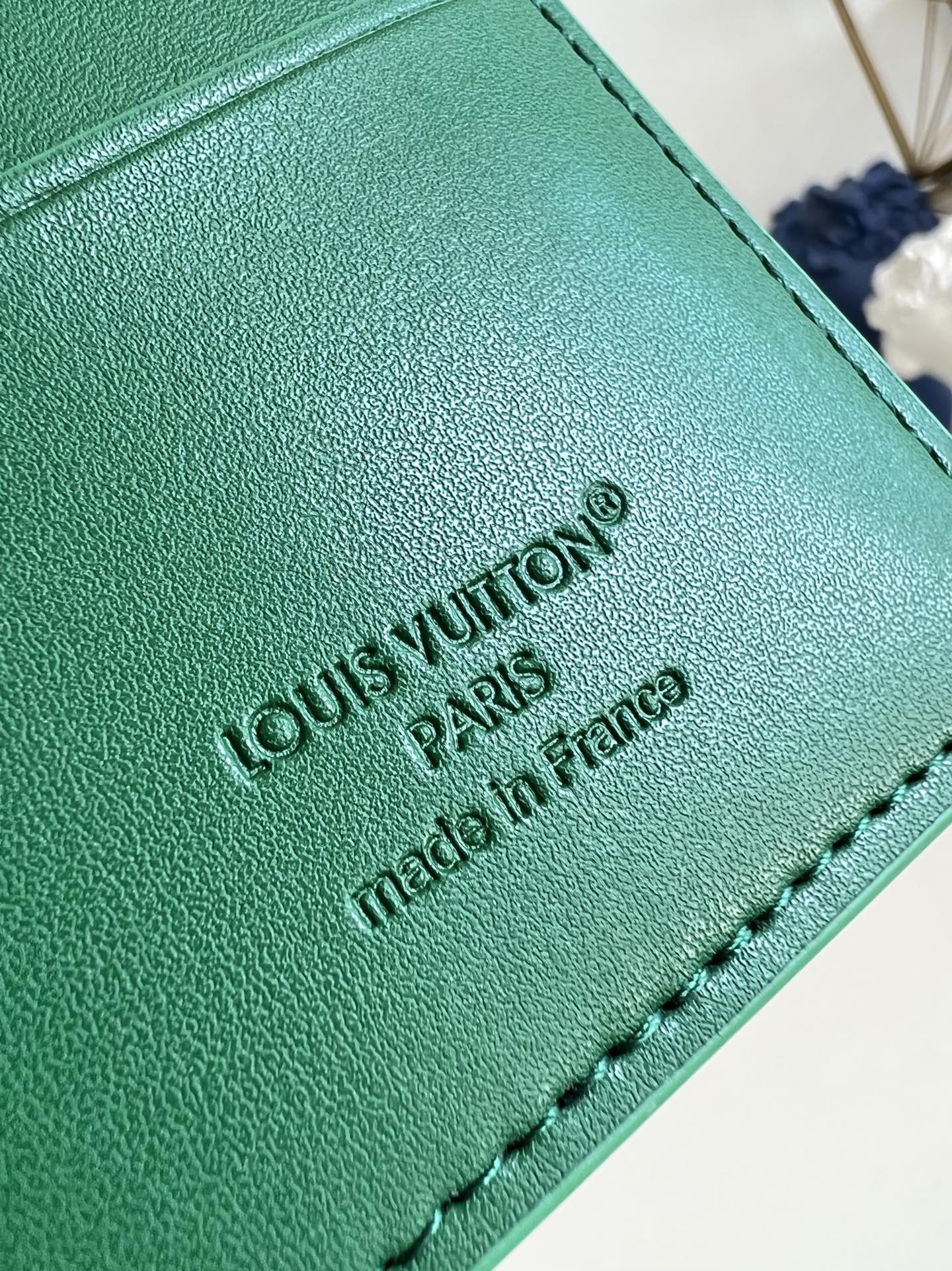 【顶级原单 M25942绿 】由全新标志性 Monogram Eclipse 帆布裁制而成，此款风格硬朗