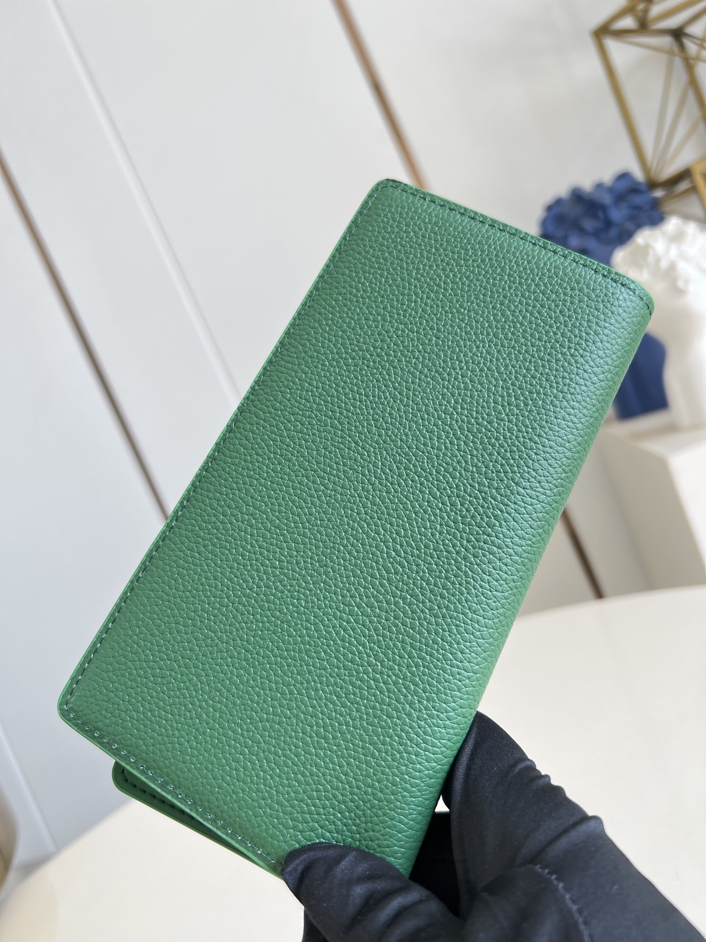 【顶级原单 M25942绿 】由全新标志性 Monogram Eclipse 帆布裁制而成，此款风格硬朗