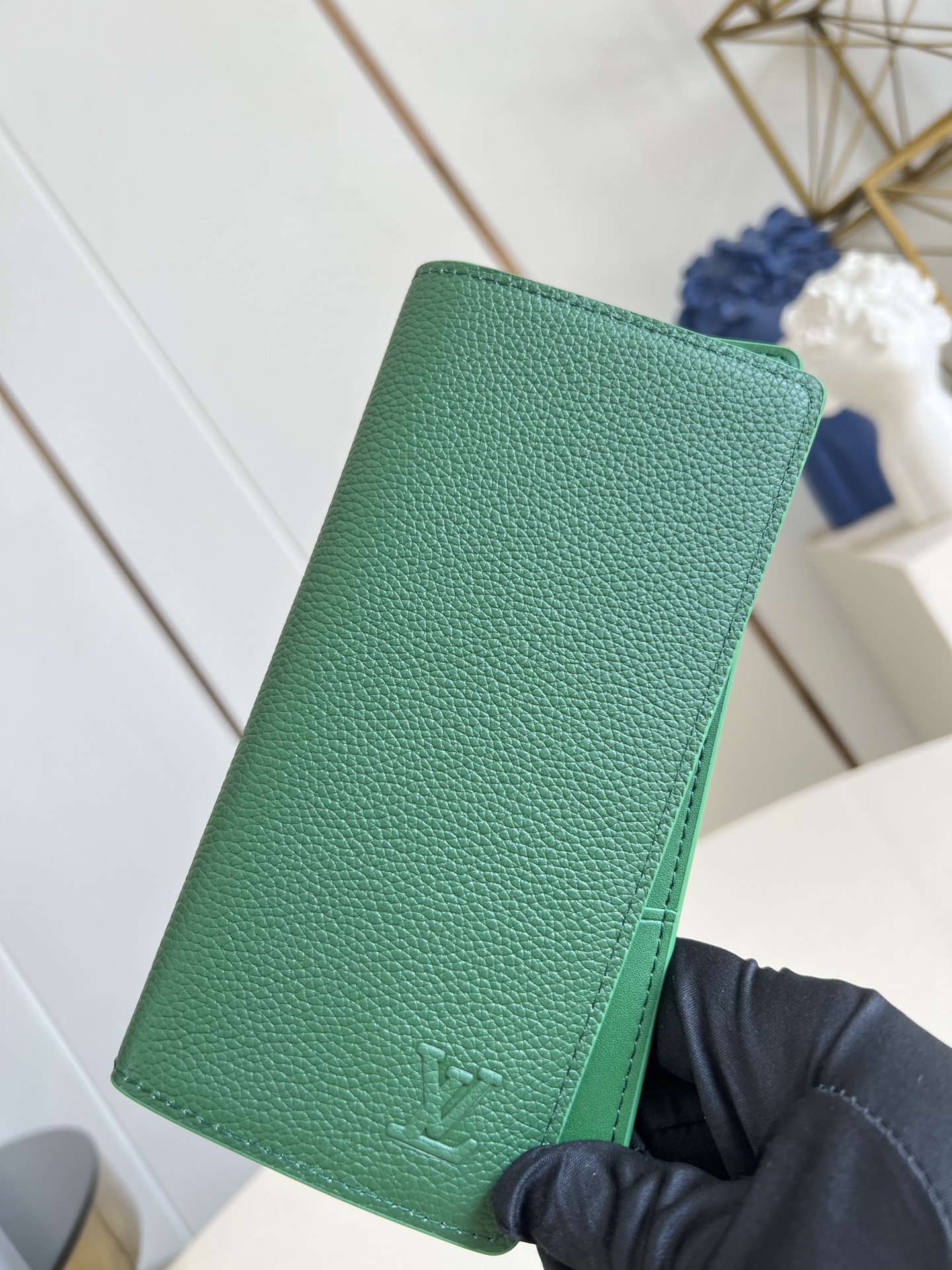 【顶级原单 M25942绿 】由全新标志性 Monogram Eclipse 帆布裁制而成，此款风格硬朗