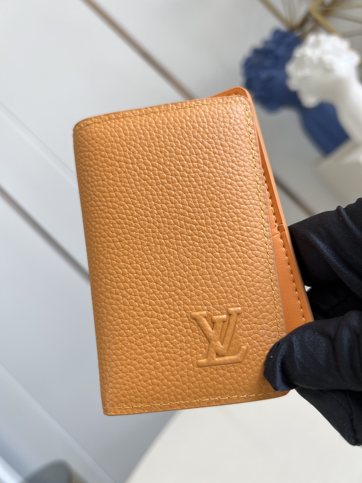 【顶级原单 M25952黄 】本款口袋钱夹取材 Brushed Monogram 皮革，呈现褪色效果 M