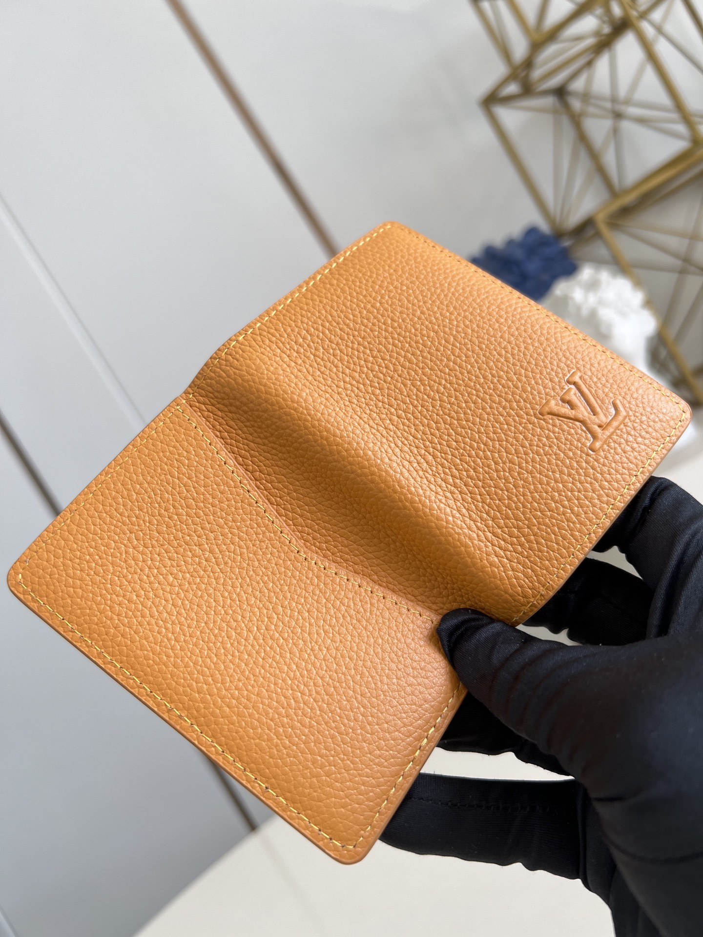 【顶级原单 M25952黄 】本款口袋钱夹取材 Brushed Monogram 皮革，呈现褪色效果 M