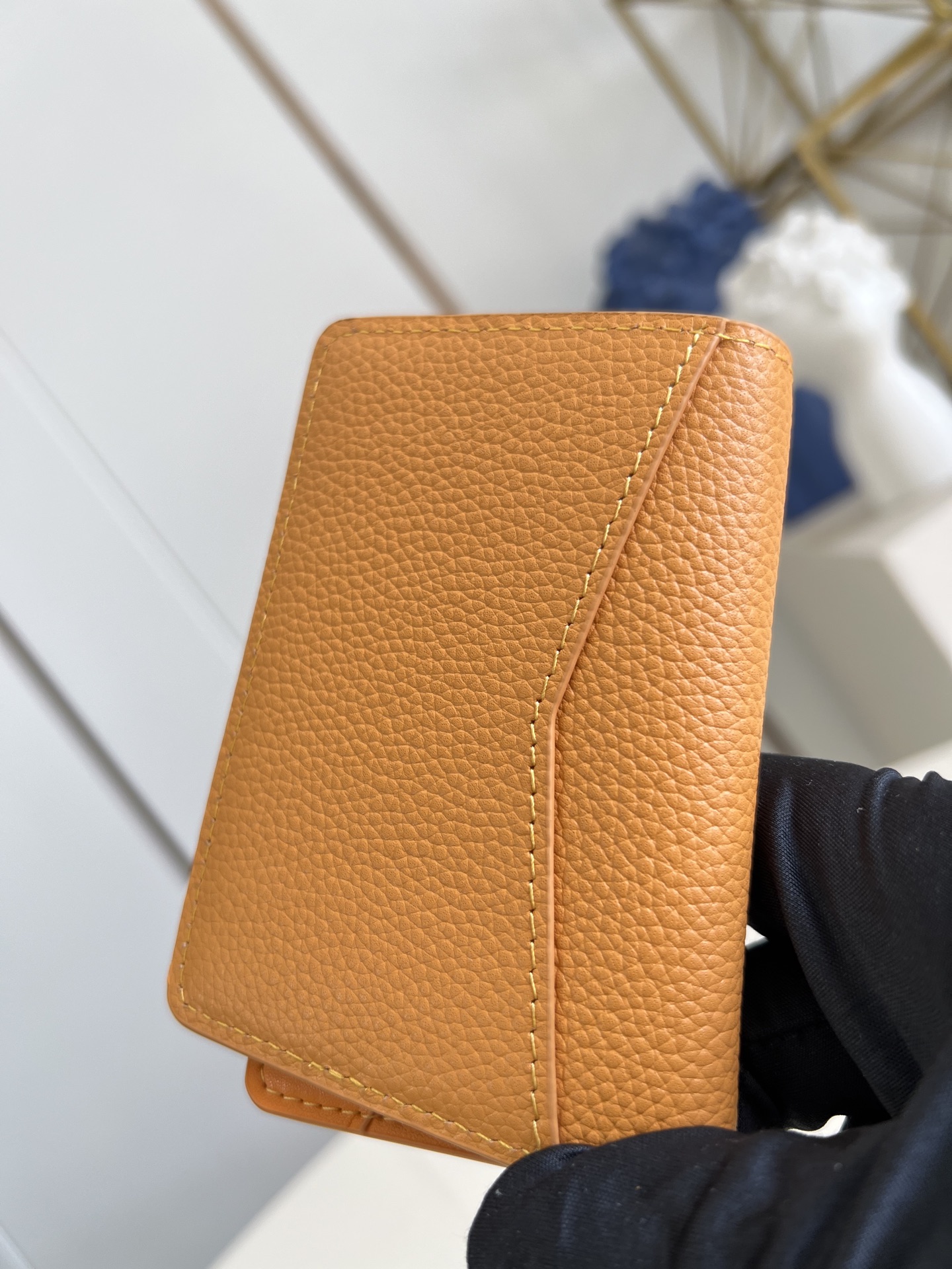 【顶级原单 M25952黄 】本款口袋钱夹取材 Brushed Monogram 皮革，呈现褪色效果 M