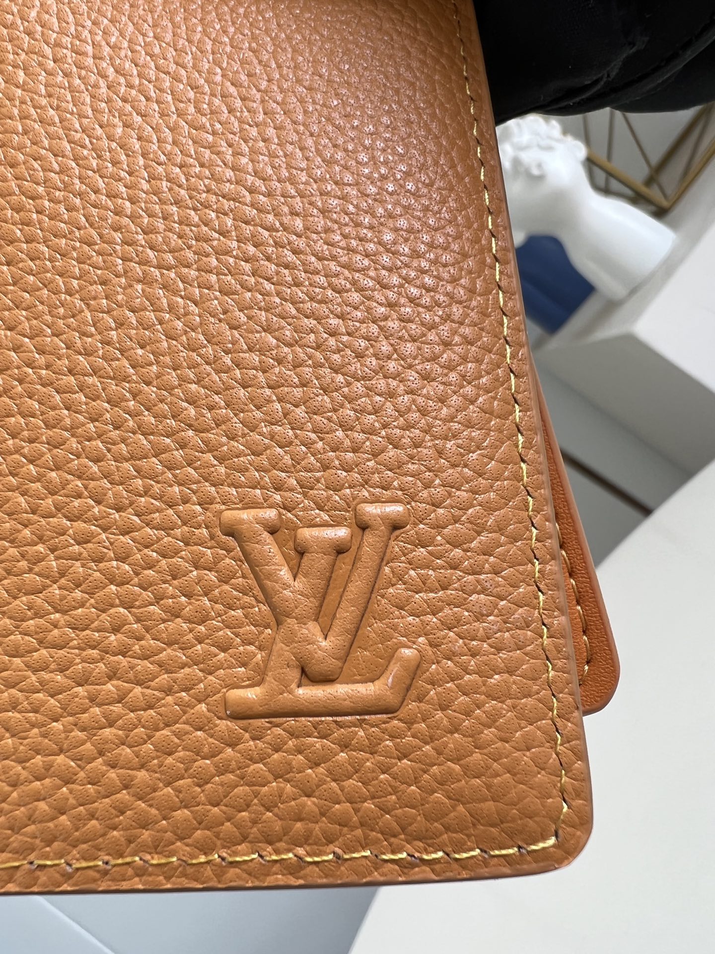 【顶级原单 M25952黄 】本款口袋钱夹取材 Brushed Monogram 皮革，呈现褪色效果 M