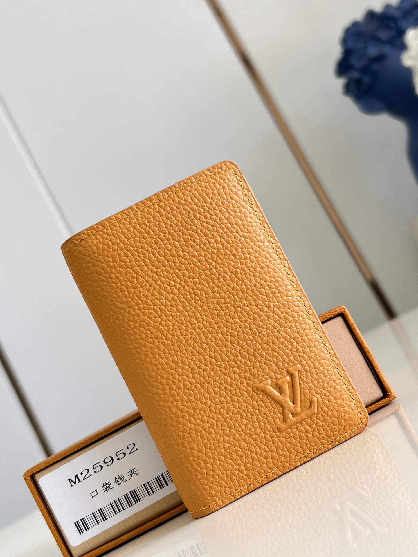 【顶级原单 M25952黄 】本款口袋钱夹取材 Brushed Monogram 皮革，呈现褪色效果 M