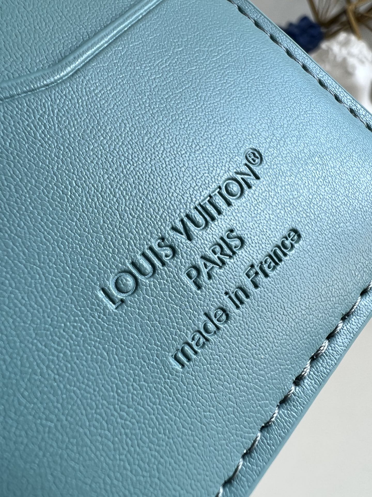 【顶级原单 M25953青 】本款口袋钱夹取材 Brushed Monogram 皮革，呈现褪色效果 M