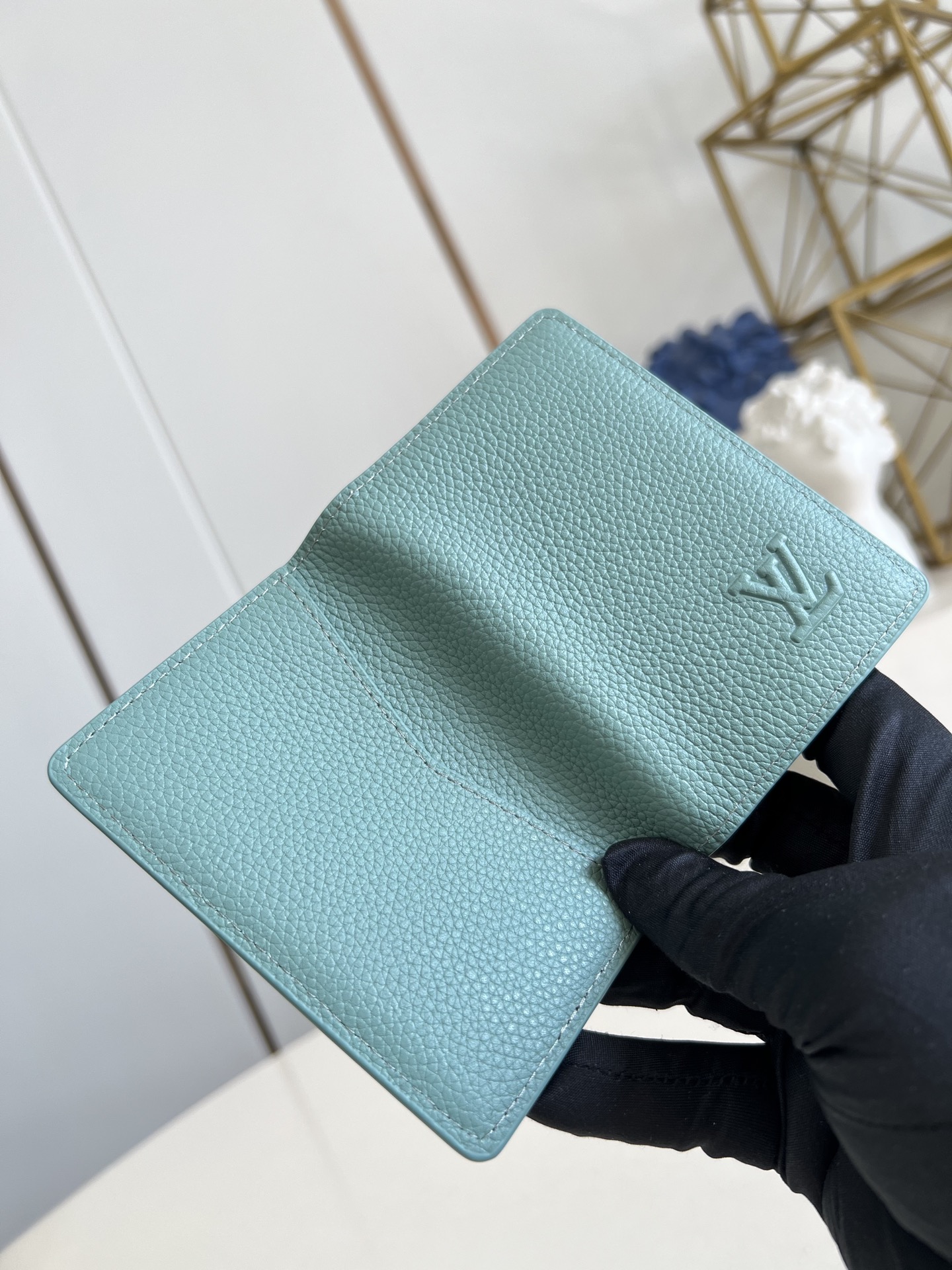 【顶级原单 M25953青 】本款口袋钱夹取材 Brushed Monogram 皮革，呈现褪色效果 M