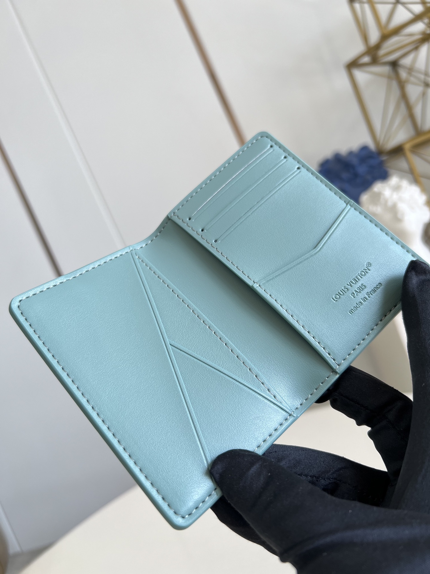 【顶级原单 M25953青 】本款口袋钱夹取材 Brushed Monogram 皮革，呈现褪色效果 M