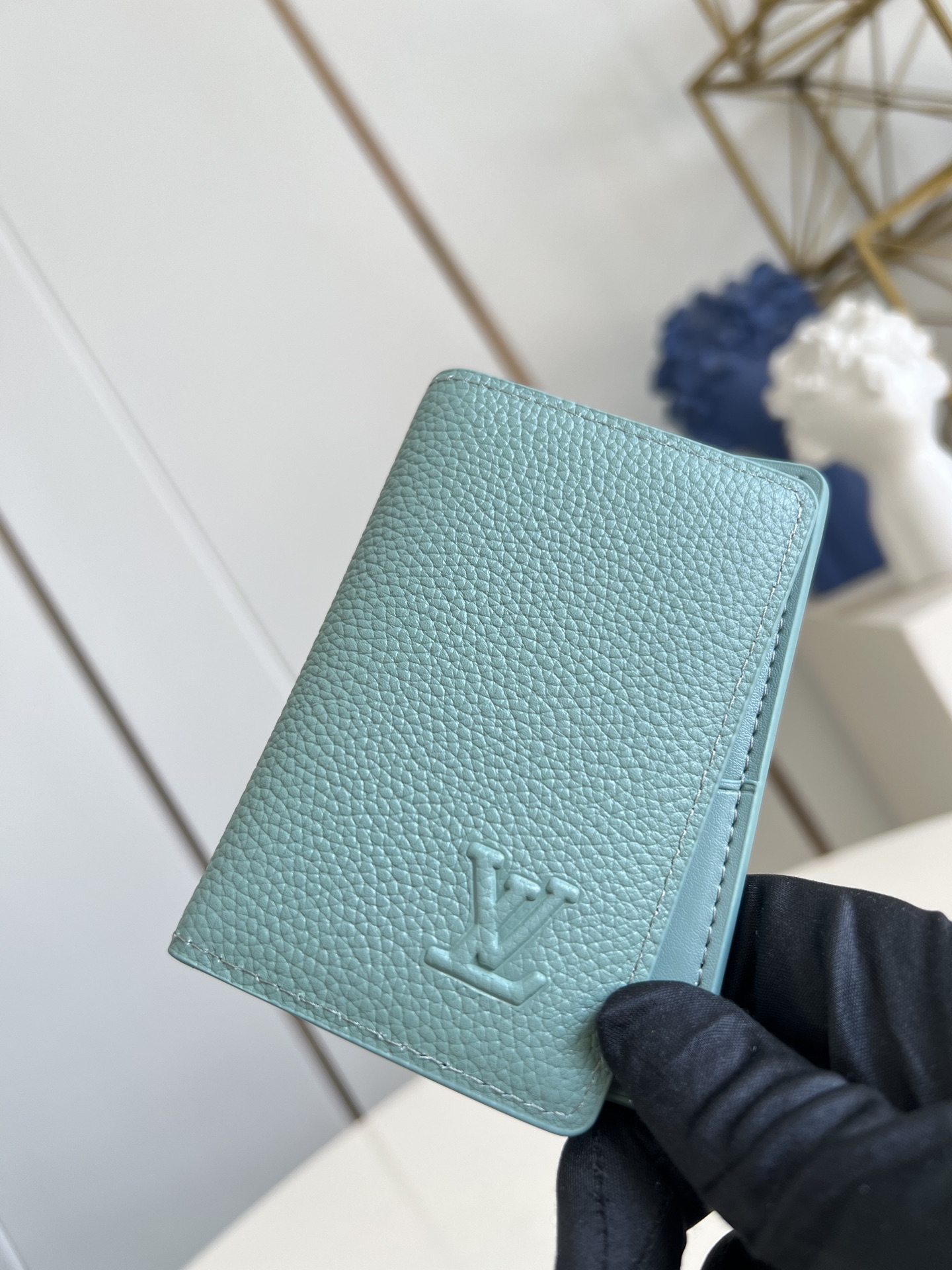 【顶级原单 M25953青 】本款口袋钱夹取材 Brushed Monogram 皮革，呈现褪色效果 M