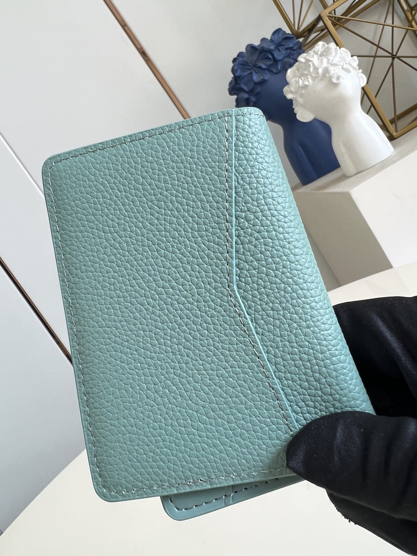 【顶级原单 M25953青 】本款口袋钱夹取材 Brushed Monogram 皮革，呈现褪色效果 M