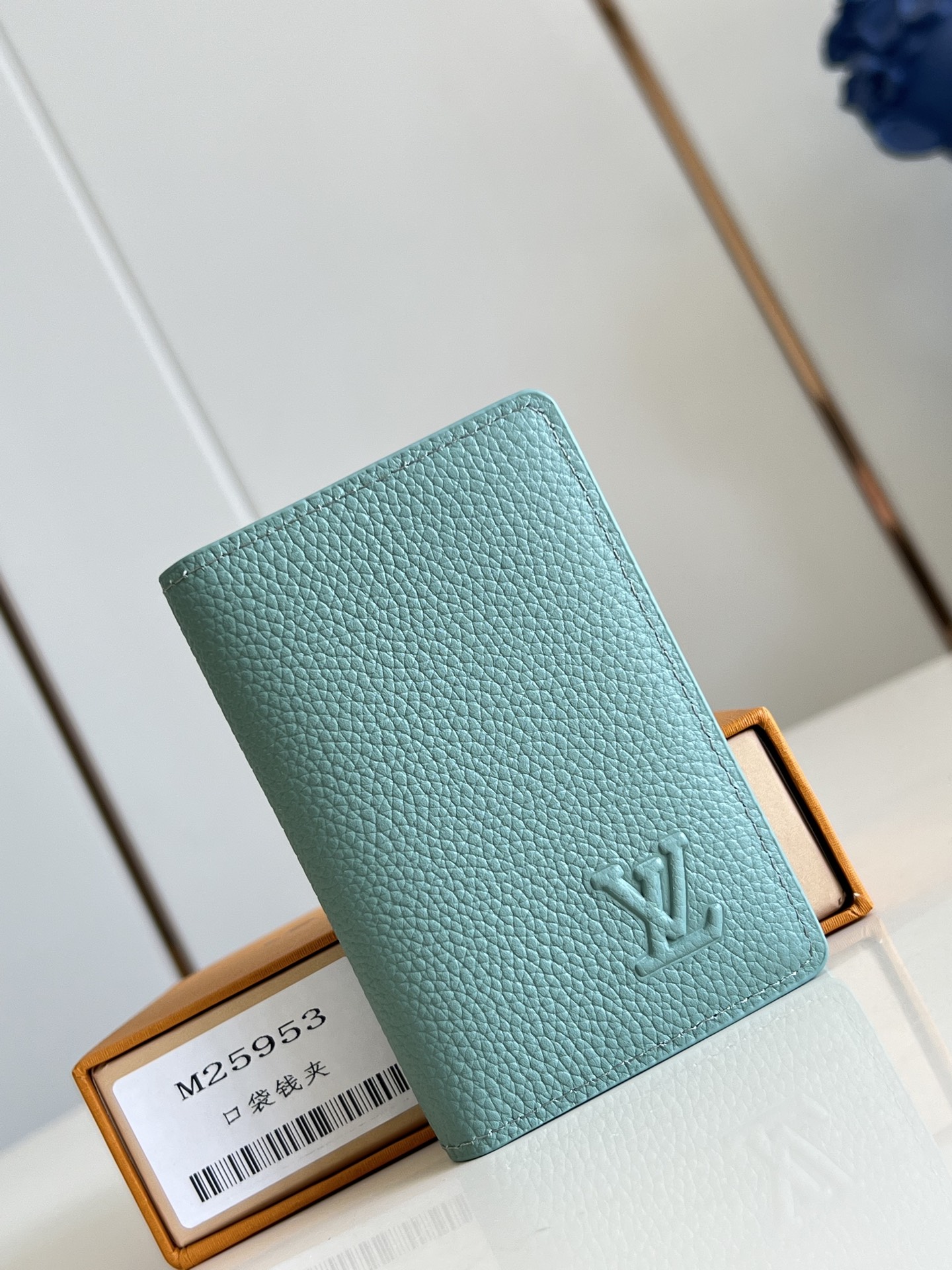 【顶级原单 M25953青 】本款口袋钱夹取材 Brushed Monogram 皮革，呈现褪色效果 M