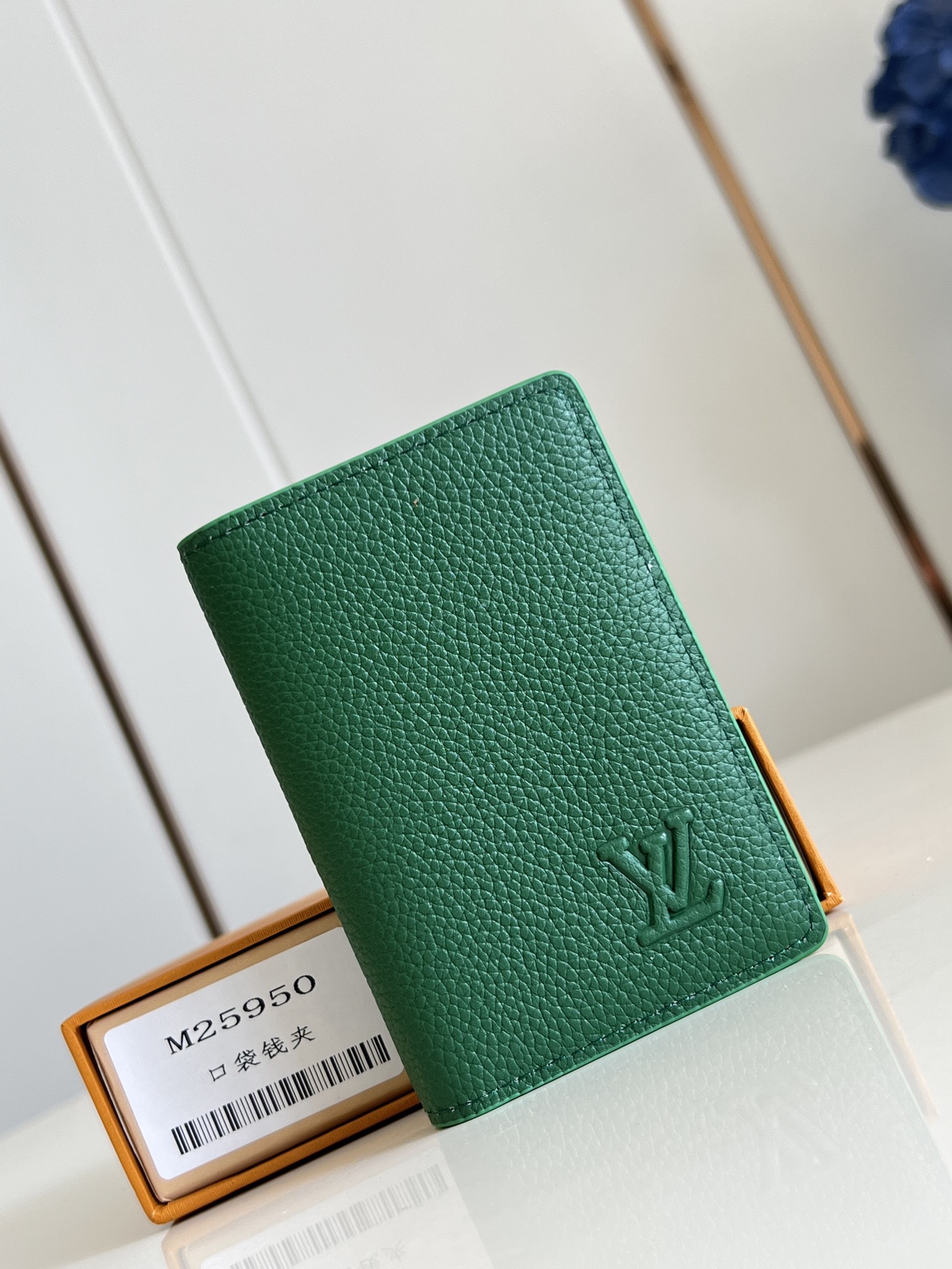 【顶级原单 M25950绿 】本款口袋钱夹取材 Brushed Monogram 皮革，呈现褪色效果 M