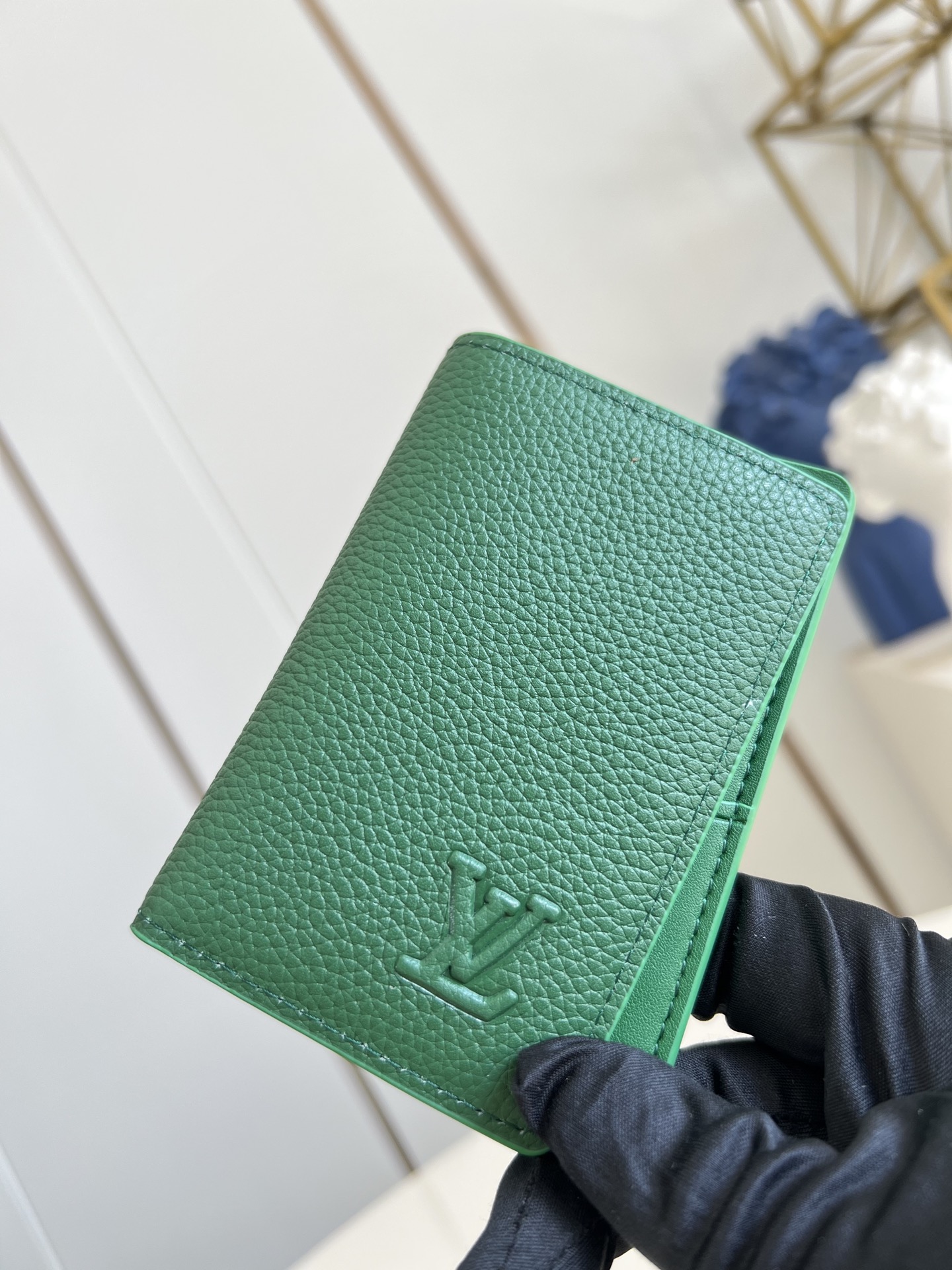【顶级原单 M25950绿 】本款口袋钱夹取材 Brushed Monogram 皮革，呈现褪色效果 M