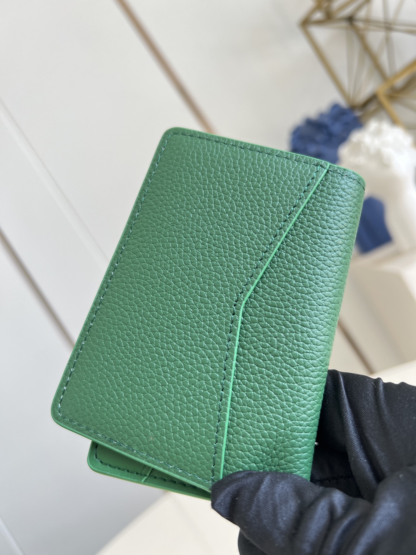 【顶级原单 M25950绿 】本款口袋钱夹取材 Brushed Monogram 皮革，呈现褪色效果 M