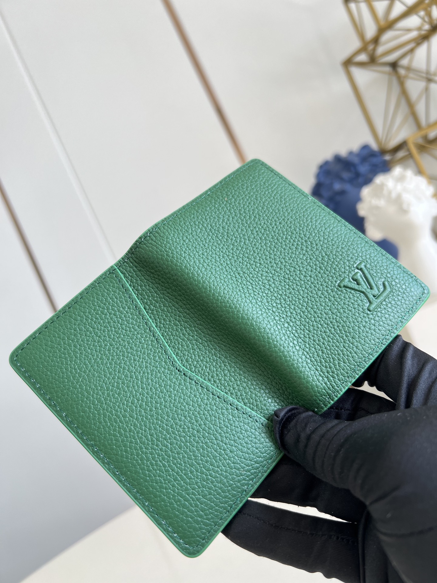 【顶级原单 M25950绿 】本款口袋钱夹取材 Brushed Monogram 皮革，呈现褪色效果 M