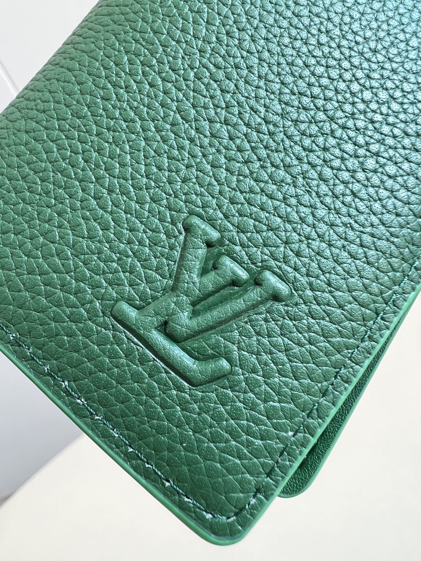 【顶级原单 M25950绿 】本款口袋钱夹取材 Brushed Monogram 皮革，呈现褪色效果 M