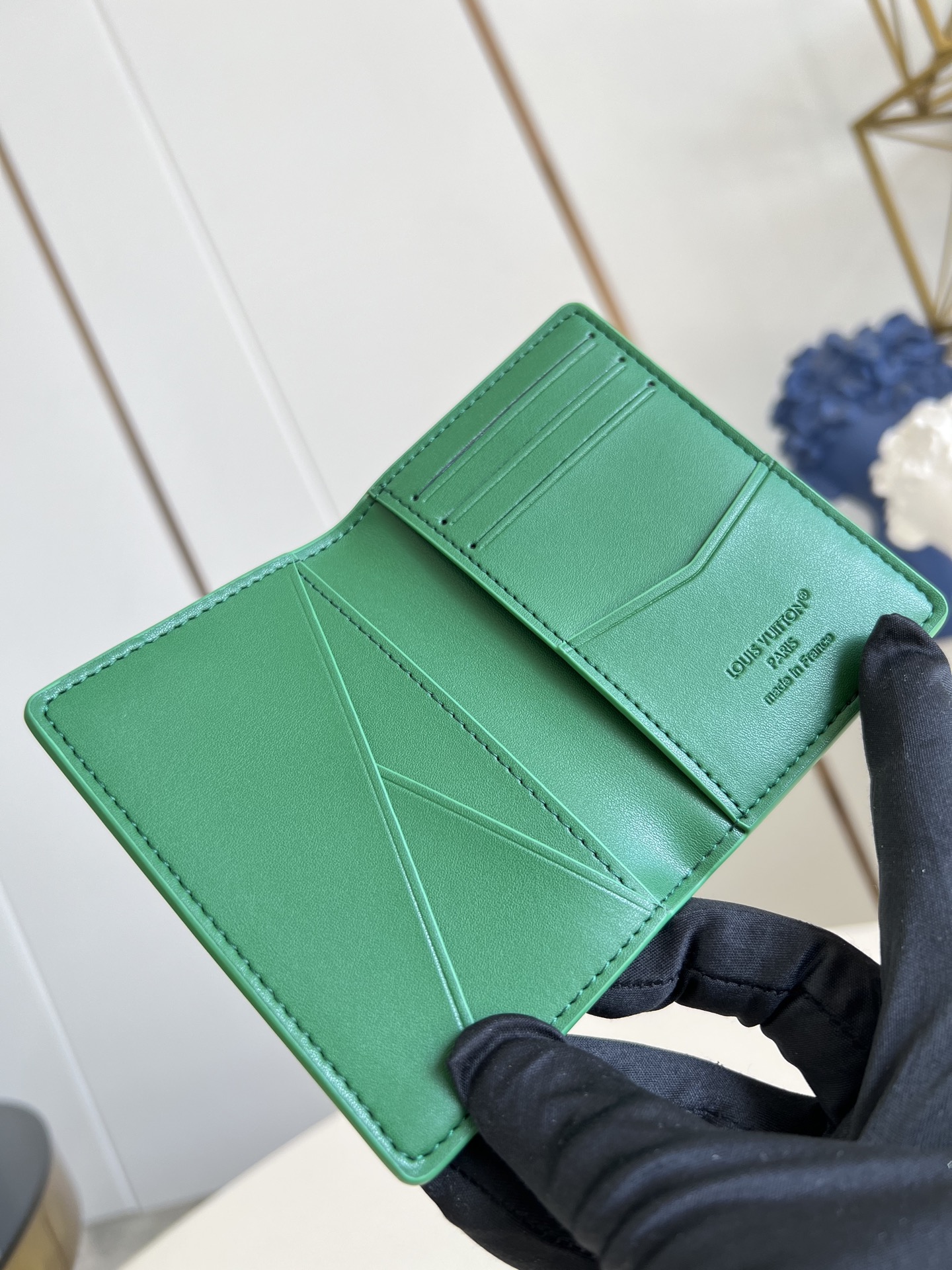 【顶级原单 M25950绿 】本款口袋钱夹取材 Brushed Monogram 皮革，呈现褪色效果 M