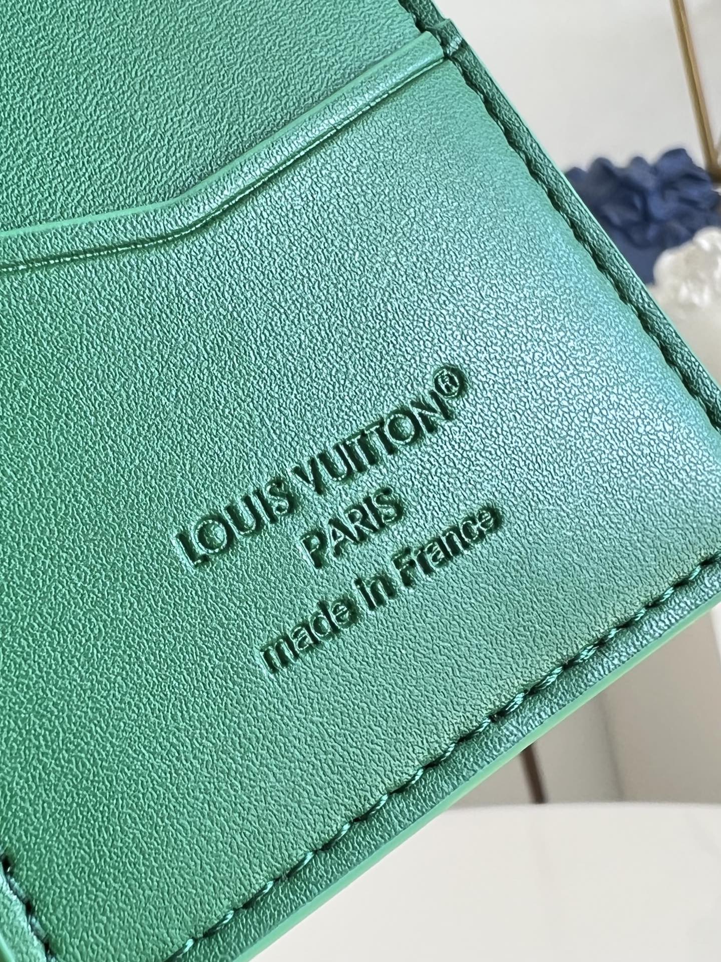【顶级原单 M25950绿 】本款口袋钱夹取材 Brushed Monogram 皮革，呈现褪色效果 M