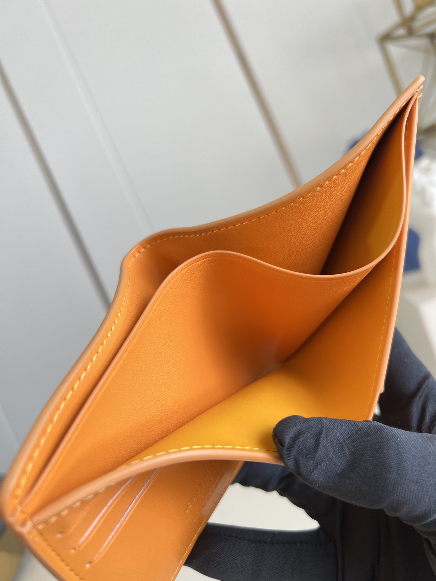 【顶级原单 M25946黄 】Multiple 钱包采用 Monogram 帆布制造，设有多个口袋，可供