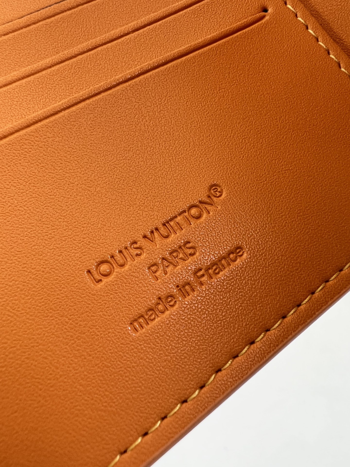 【顶级原单 M25946黄 】Multiple 钱包采用 Monogram 帆布制造，设有多个口袋，可供