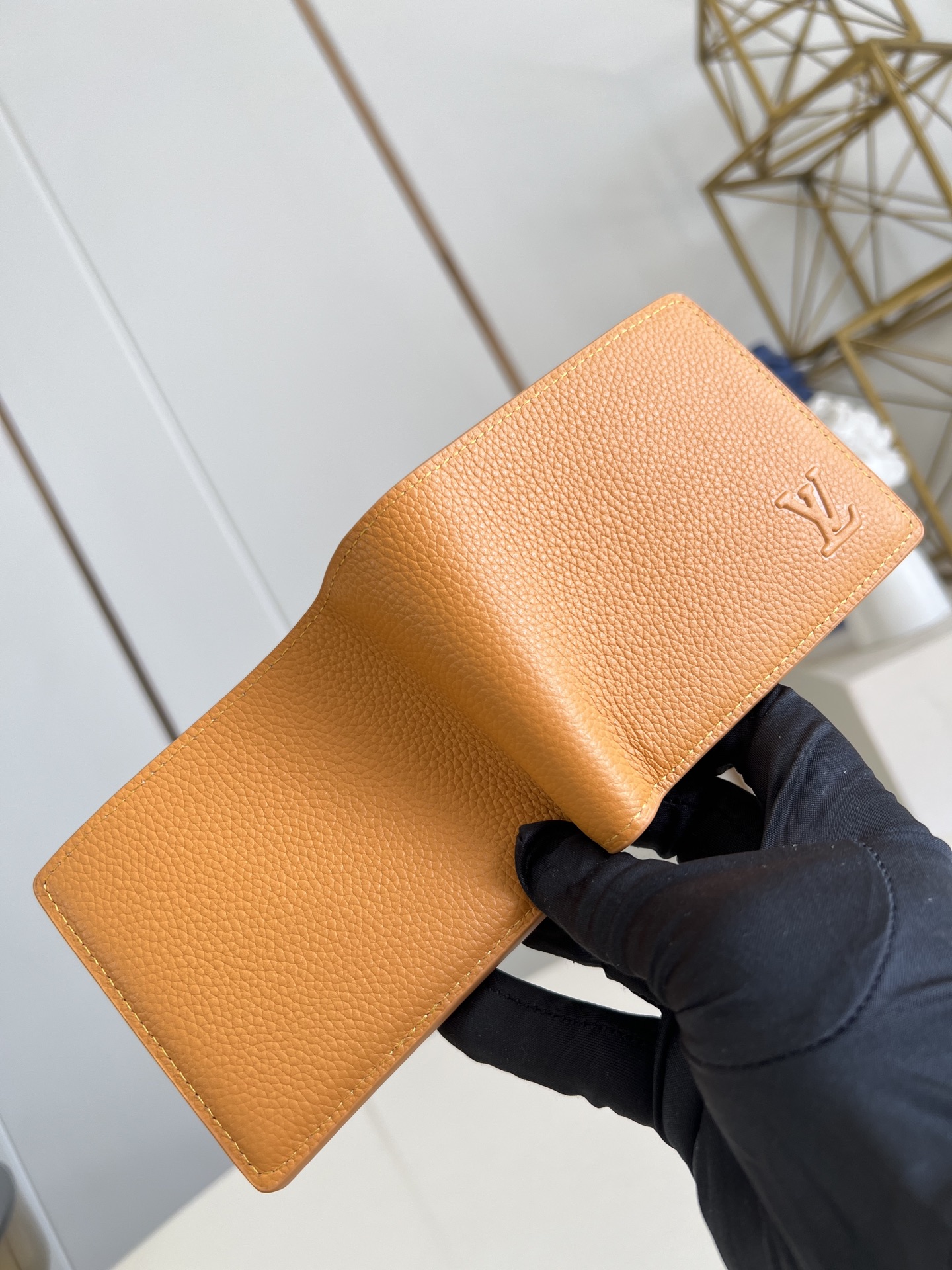 【顶级原单 M25946黄 】Multiple 钱包采用 Monogram 帆布制造，设有多个口袋，可供