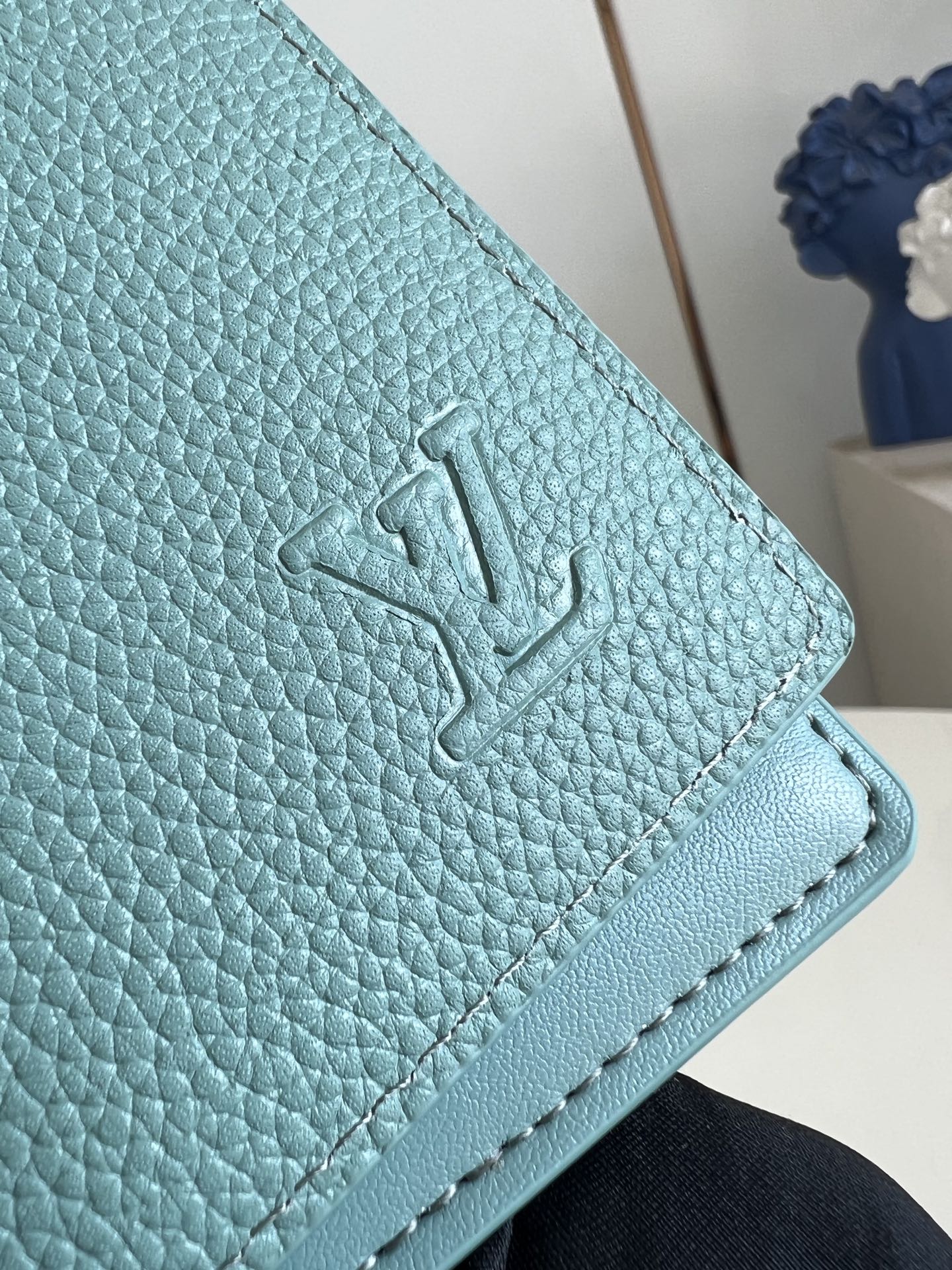 【顶级原单 M25945青 】Multiple 钱包采用 Monogram 帆布制造，设有多个口袋，可供