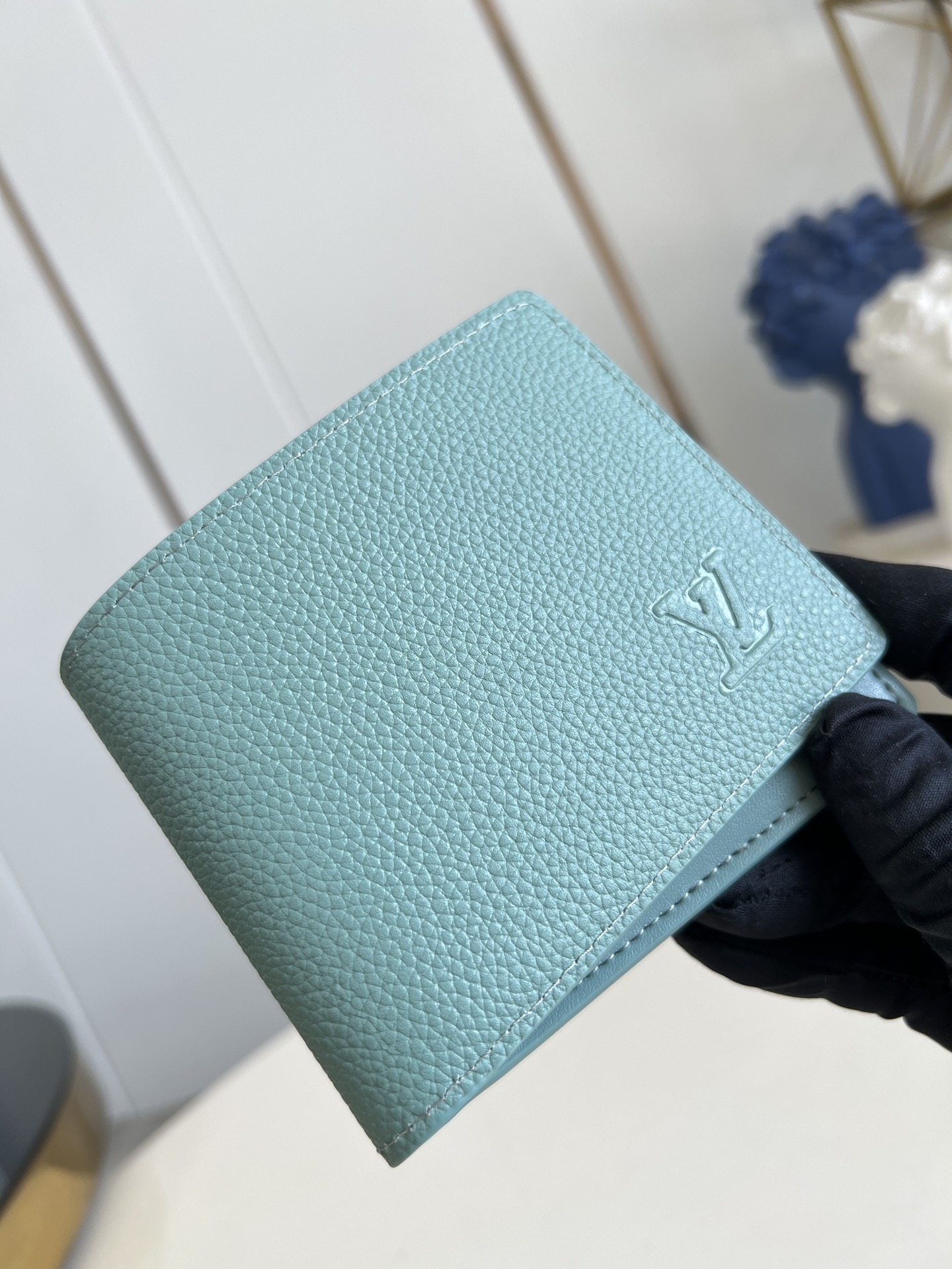 【顶级原单 M25945青 】Multiple 钱包采用 Monogram 帆布制造，设有多个口袋，可供