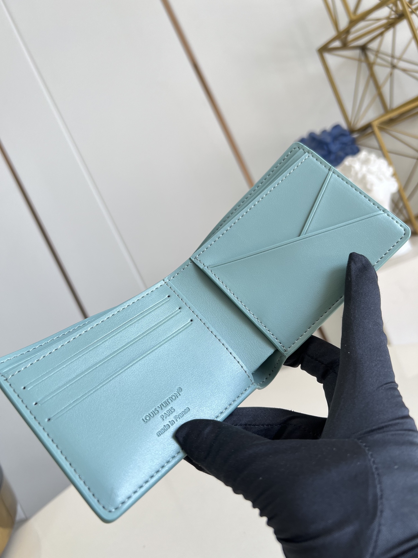 【顶级原单 M25945青 】Multiple 钱包采用 Monogram 帆布制造，设有多个口袋，可供