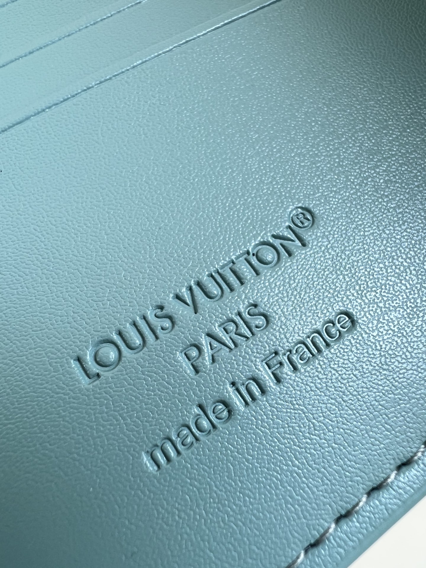 【顶级原单 M25945青 】Multiple 钱包采用 Monogram 帆布制造，设有多个口袋，可供