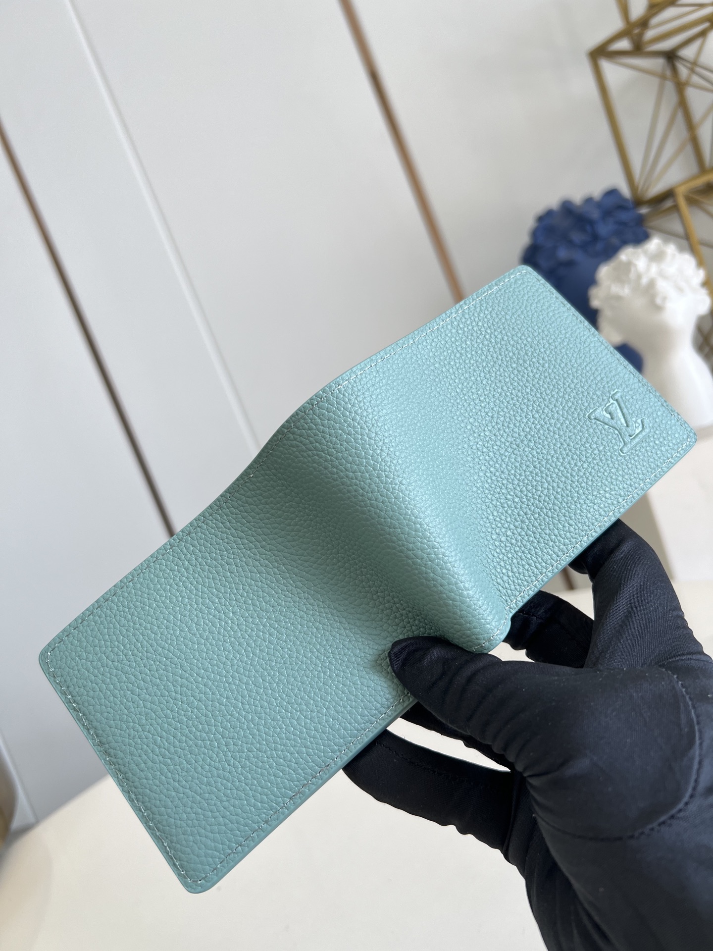 【顶级原单 M25945青 】Multiple 钱包采用 Monogram 帆布制造，设有多个口袋，可供