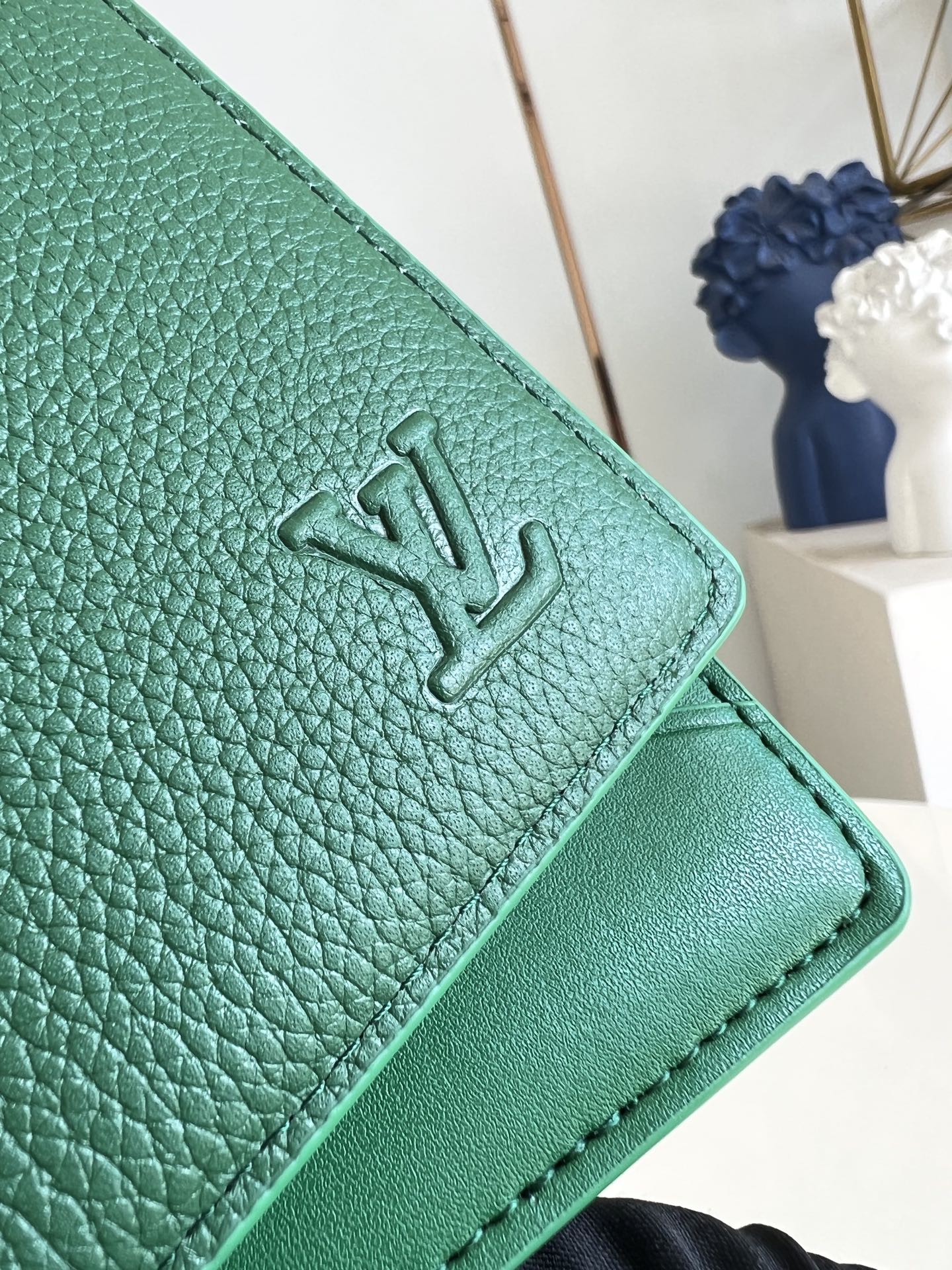 【顶级原单 M25947绿 】Multiple 钱包采用 Monogram 帆布制造，设有多个口袋，可供