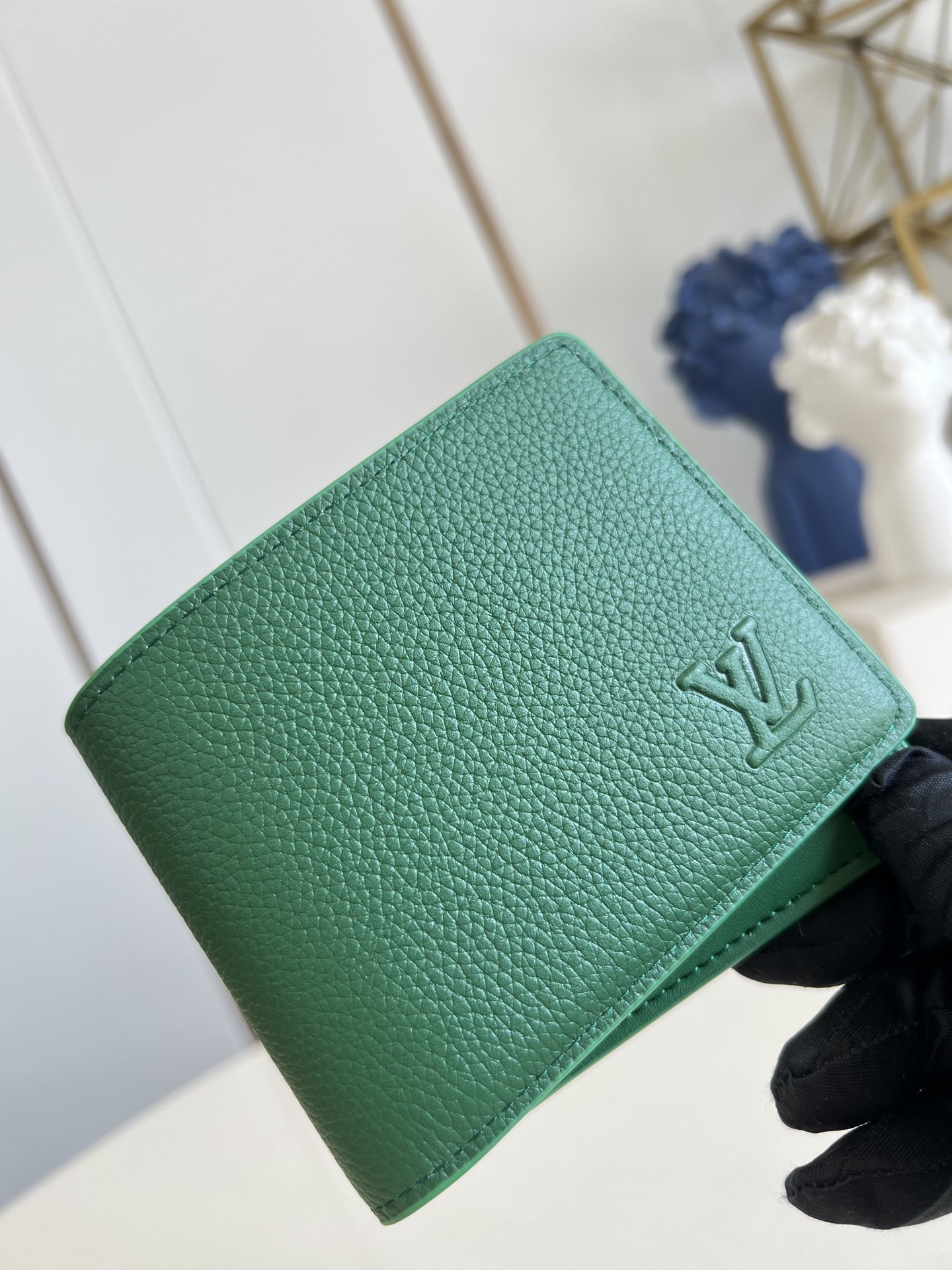 【顶级原单 M25947绿 】Multiple 钱包采用 Monogram 帆布制造，设有多个口袋，可供