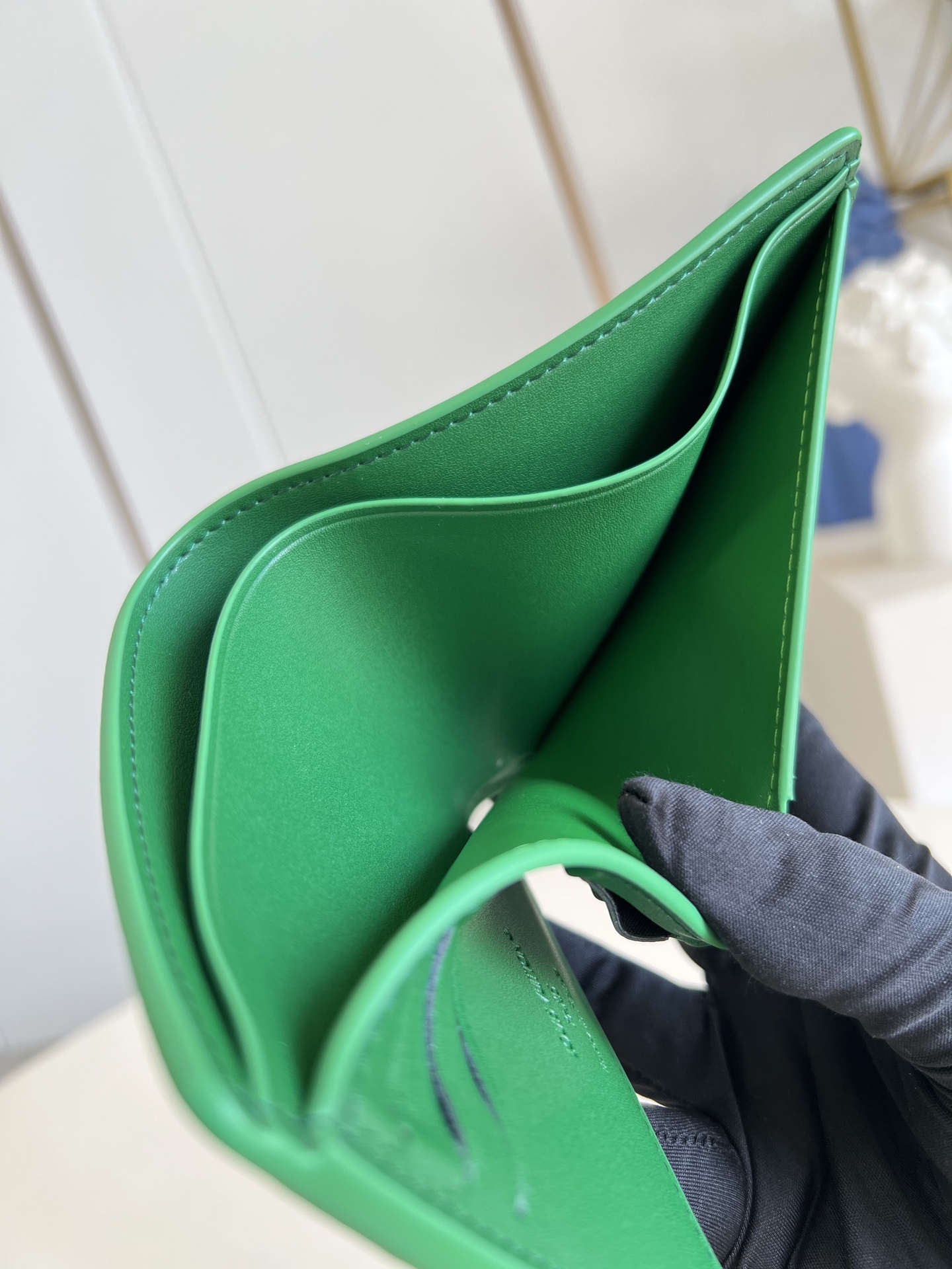 【顶级原单 M25947绿 】Multiple 钱包采用 Monogram 帆布制造，设有多个口袋，可供