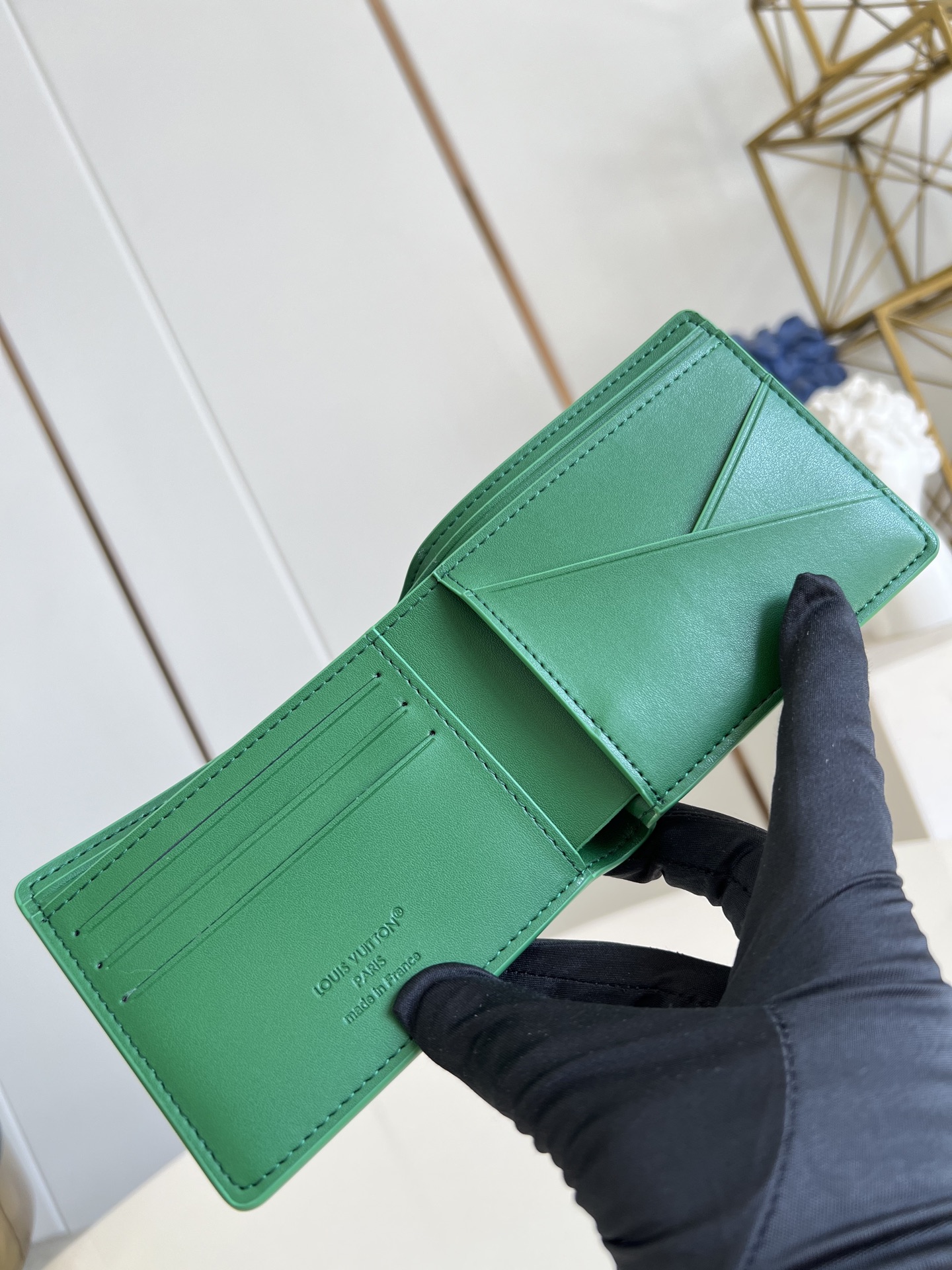 【顶级原单 M25947绿 】Multiple 钱包采用 Monogram 帆布制造，设有多个口袋，可供