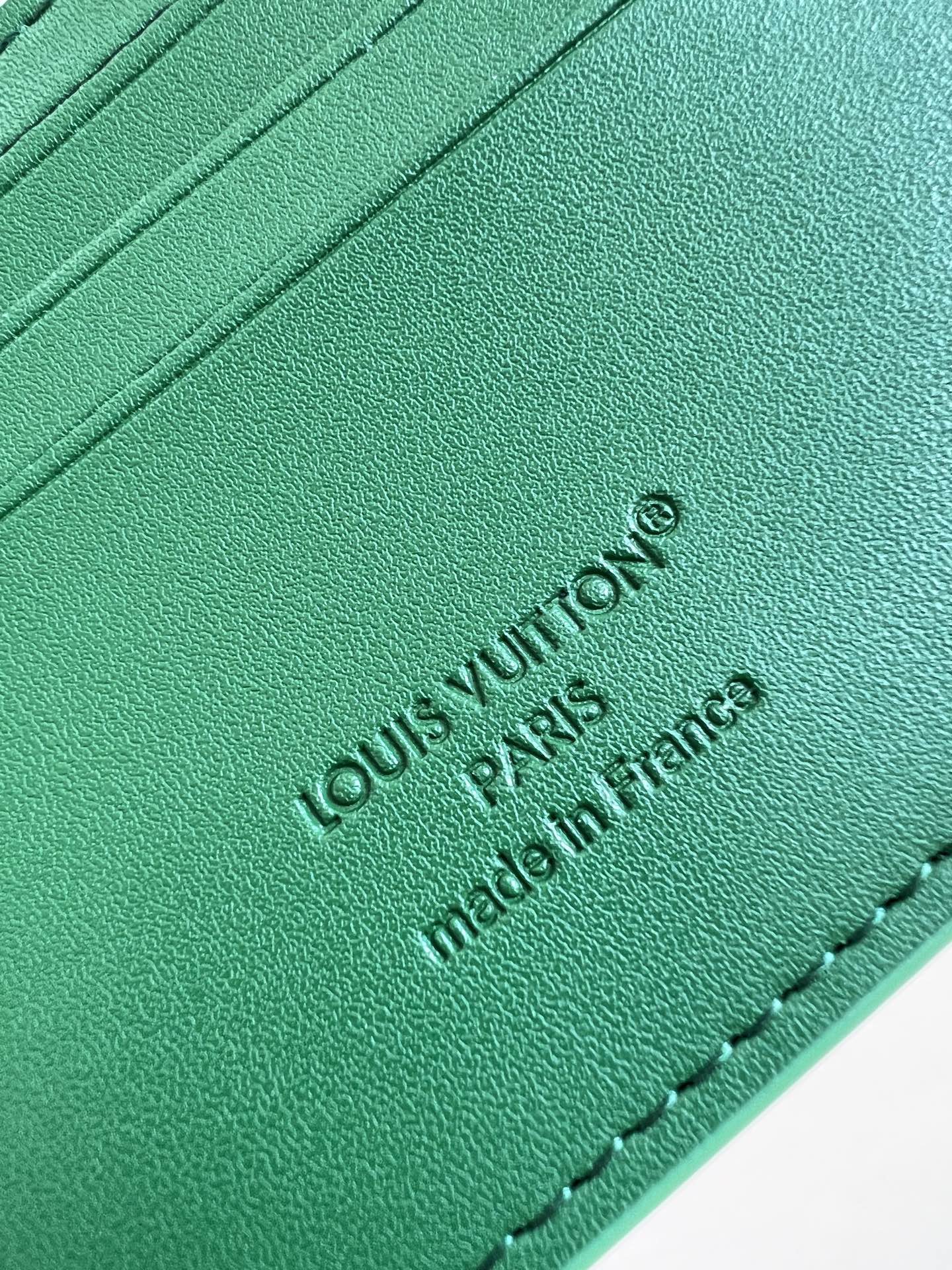 【顶级原单 M25947绿 】Multiple 钱包采用 Monogram 帆布制造，设有多个口袋，可供